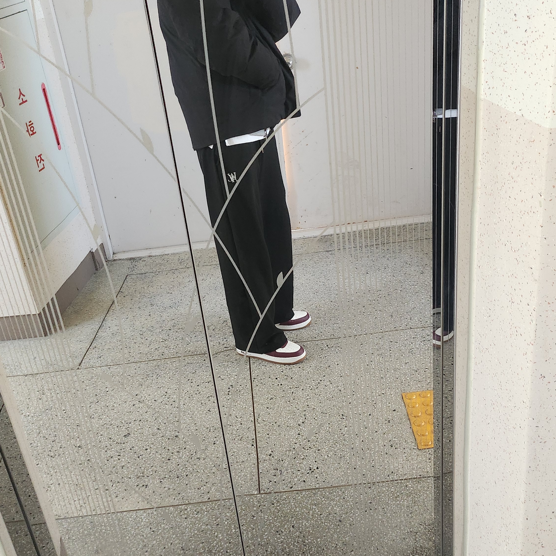 Nike Air Force 1 '07 LV8 Night Maroon 착용 스타일