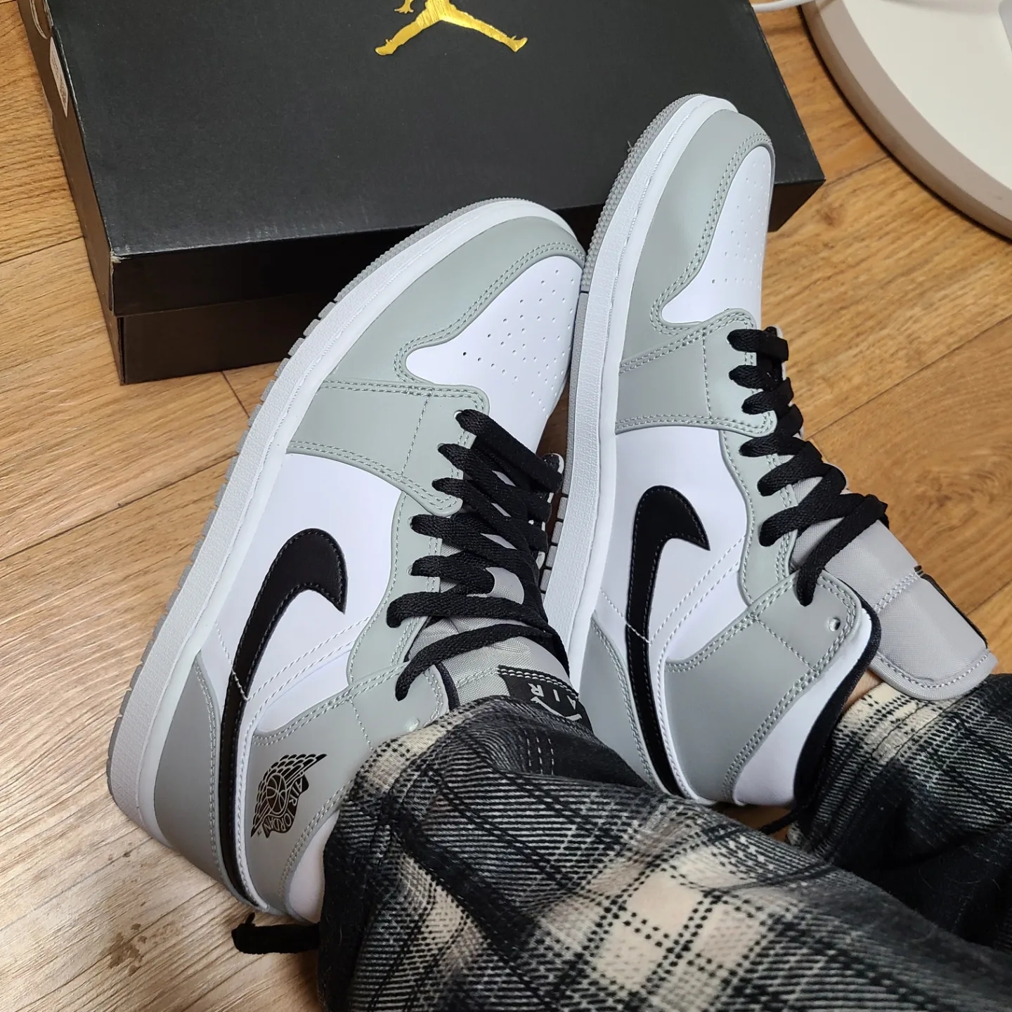 Jordan 1 Mid Light Smoke Grey 착용 스타일