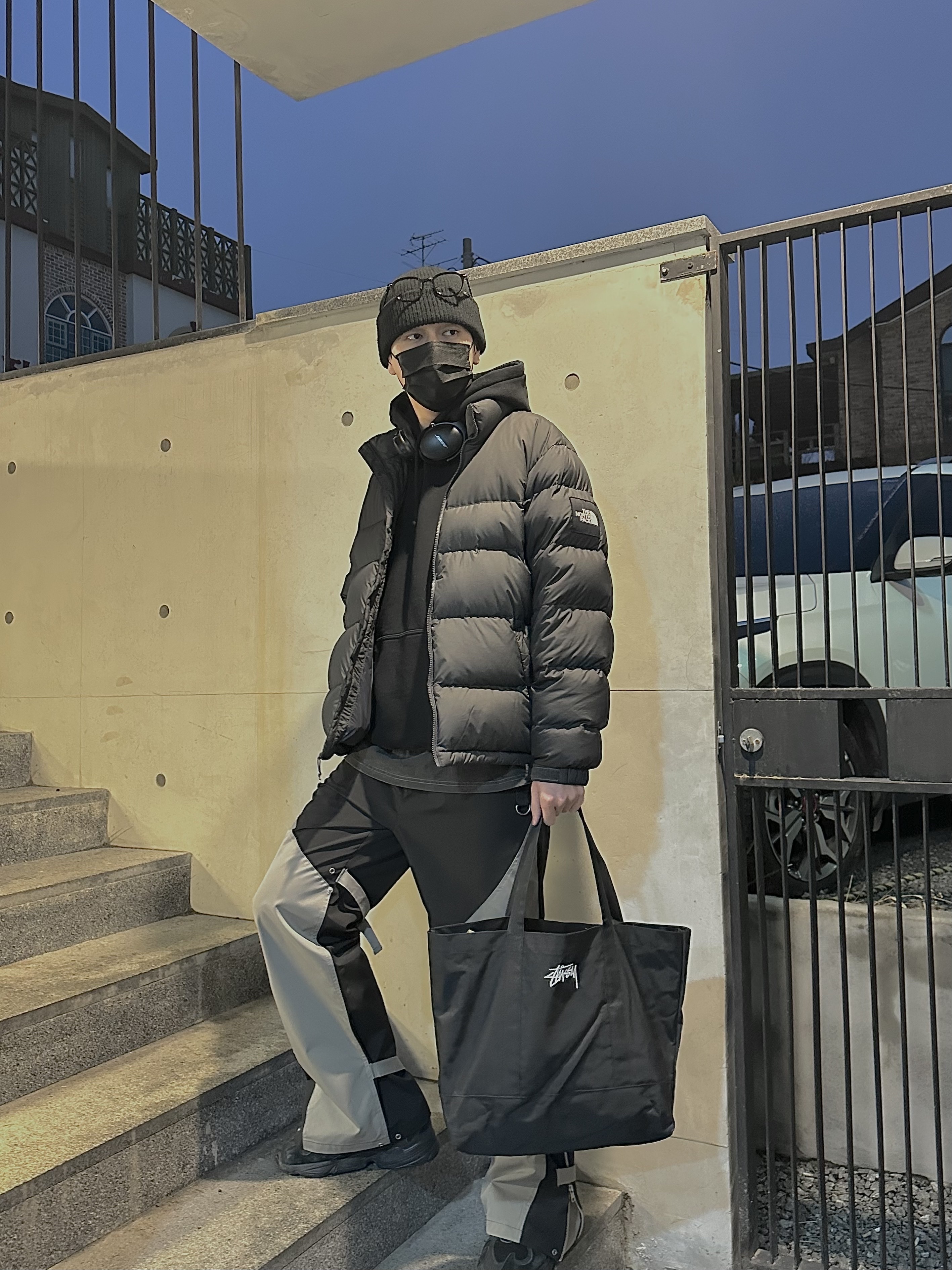 The North Face 1992 Nuptse Jacket Charcoal, Stussy Basic Stussy Hoodie Black 2021 착용 스타일 - 2