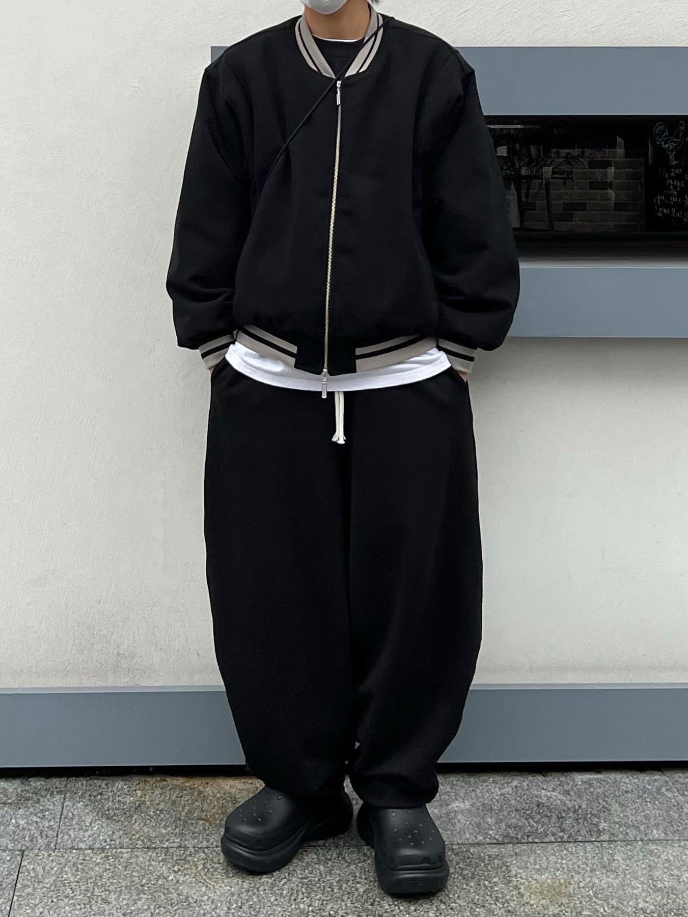 Balenciaga x Crocs Rubber Boot Black 착용 스타일 - 3