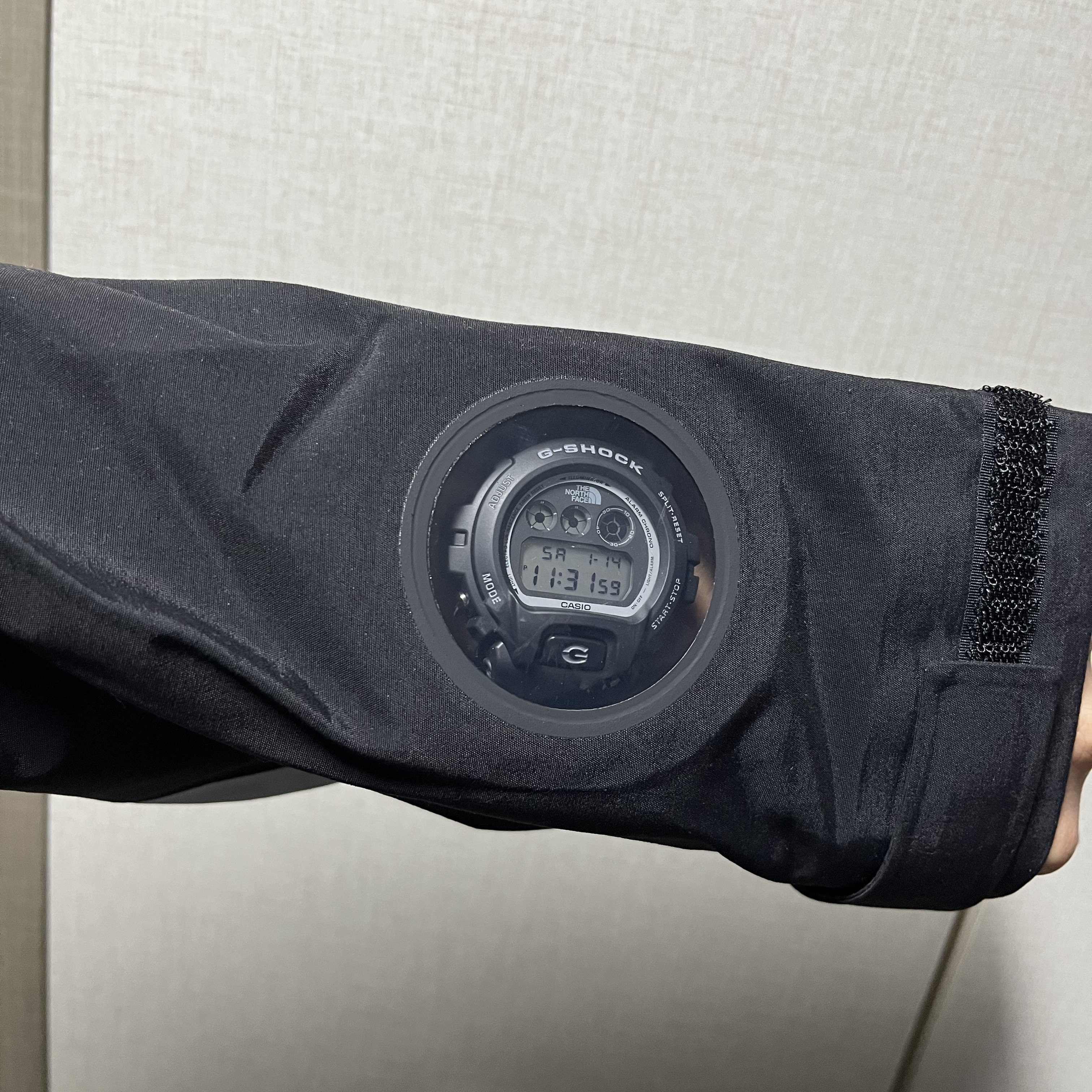 Supreme x The North Face Taped Seam Shell Jacket Grey - 22FW, Casio G-Shock x Supreme x The North Face DW-6900 Black 착용 스타일 - 1