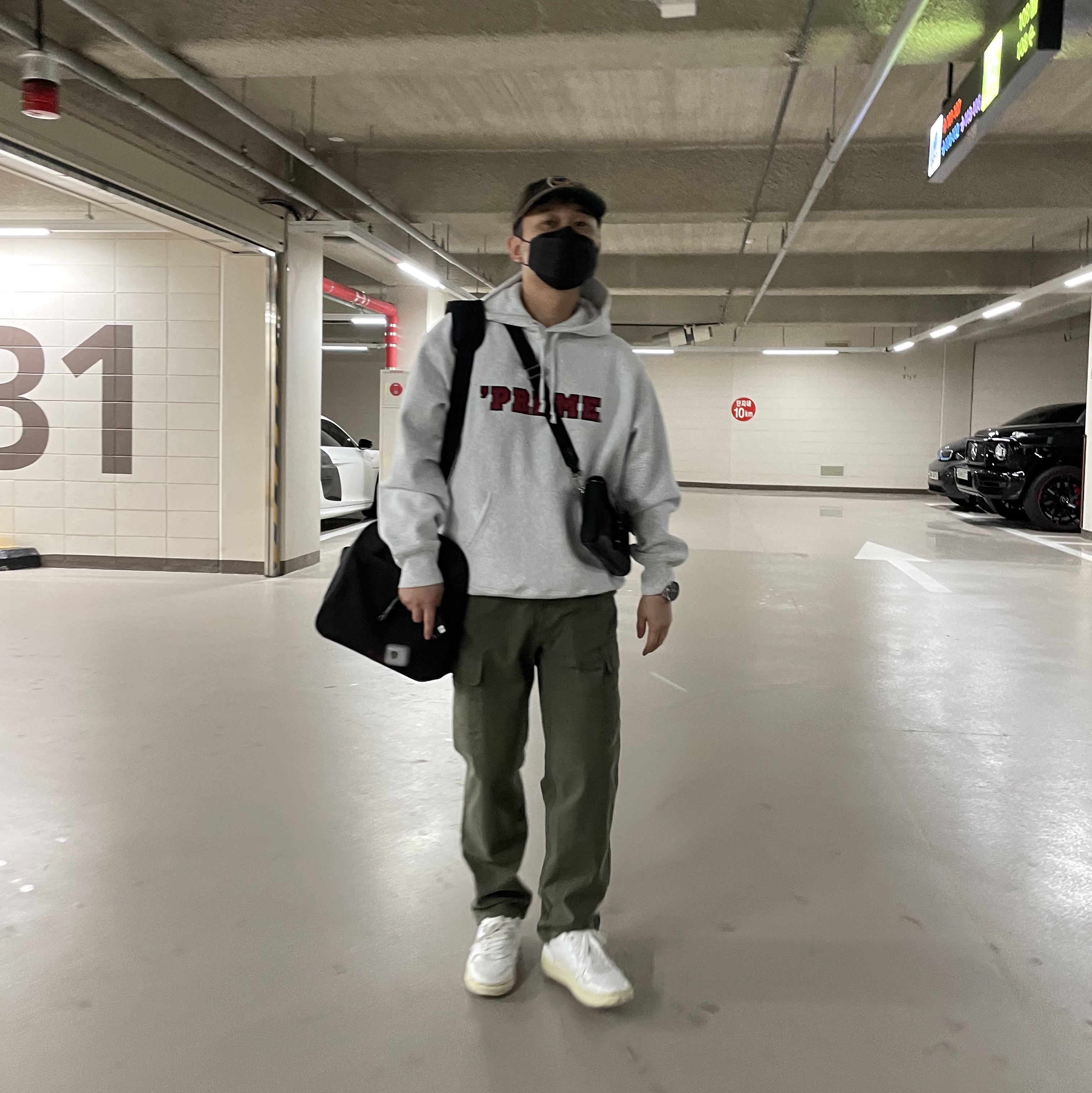 Supreme Preme Hooded Sweatshirt White - 22FW, Autry Medalist Low Leather Sneakers White 착용 스타일 - 1
