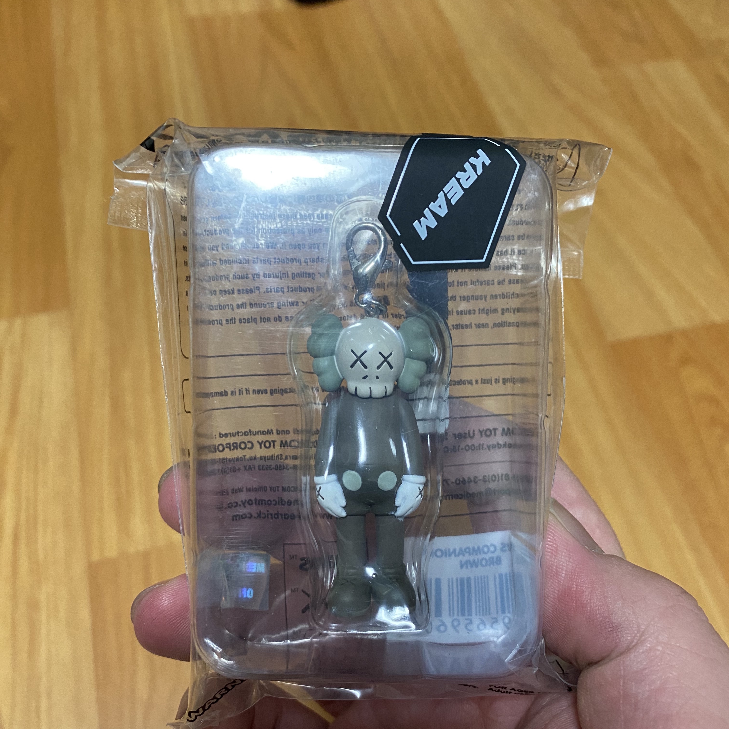Kaws Tokyo First Companion Keychain Brown 착용 스타일 - 1