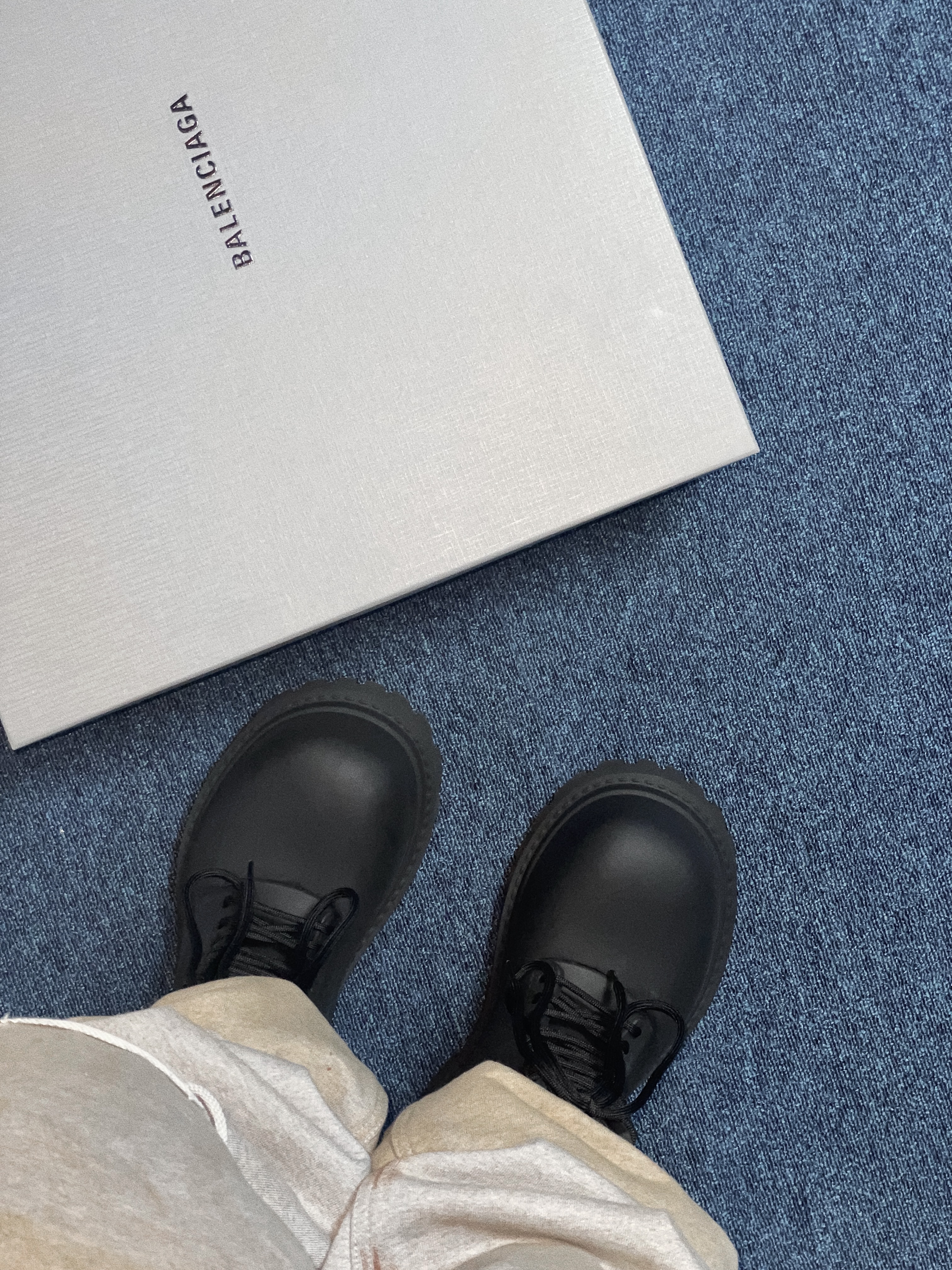 Balenciaga XL Army Boots Full Eva Black 착용 스타일 - 3