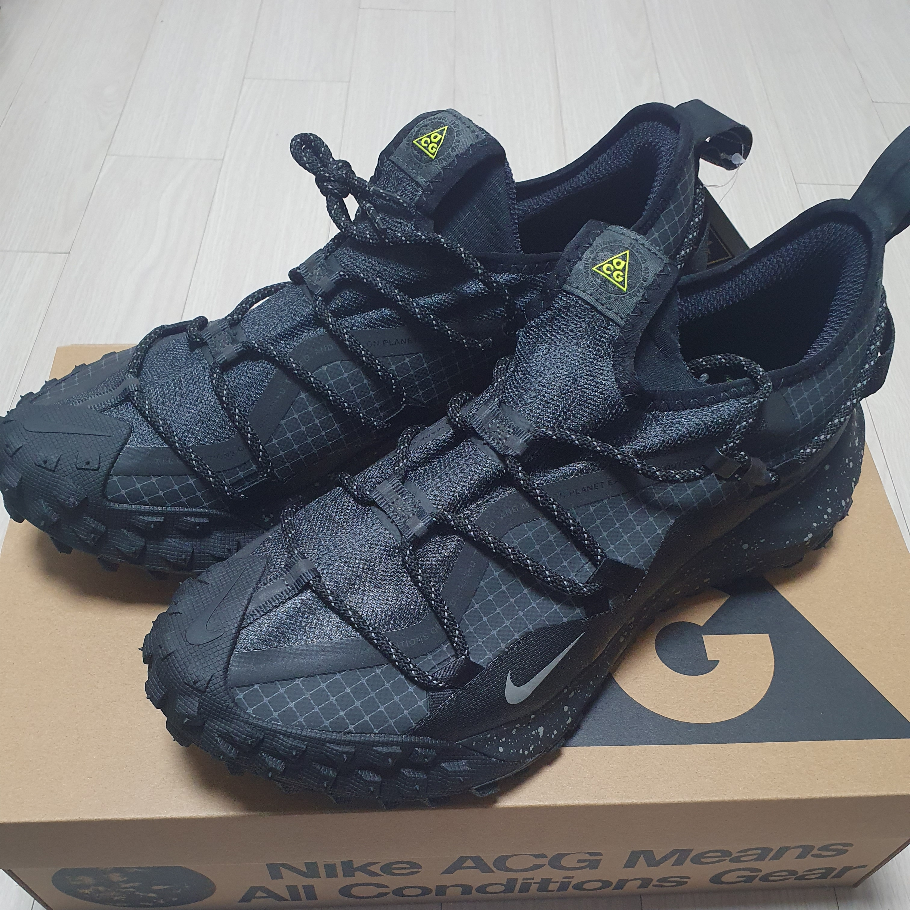 Nike ACG Mountain Fly Low Gore-Tex SE Dark Smoke Grey 착용 스타일 - 1