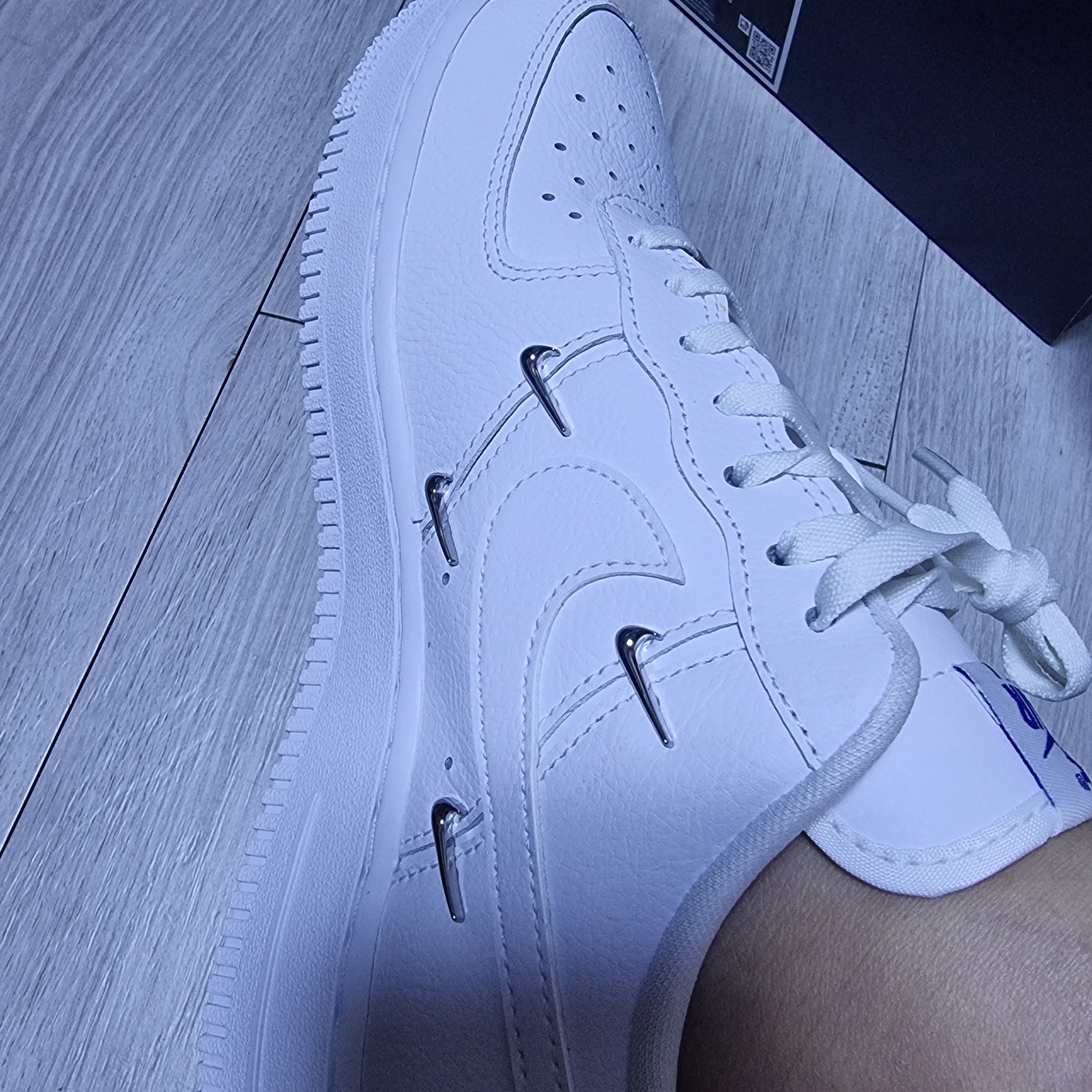 (W) Nike Air Force 1 Low '07 LX Chrome Luxe 착용 스타일 - 1