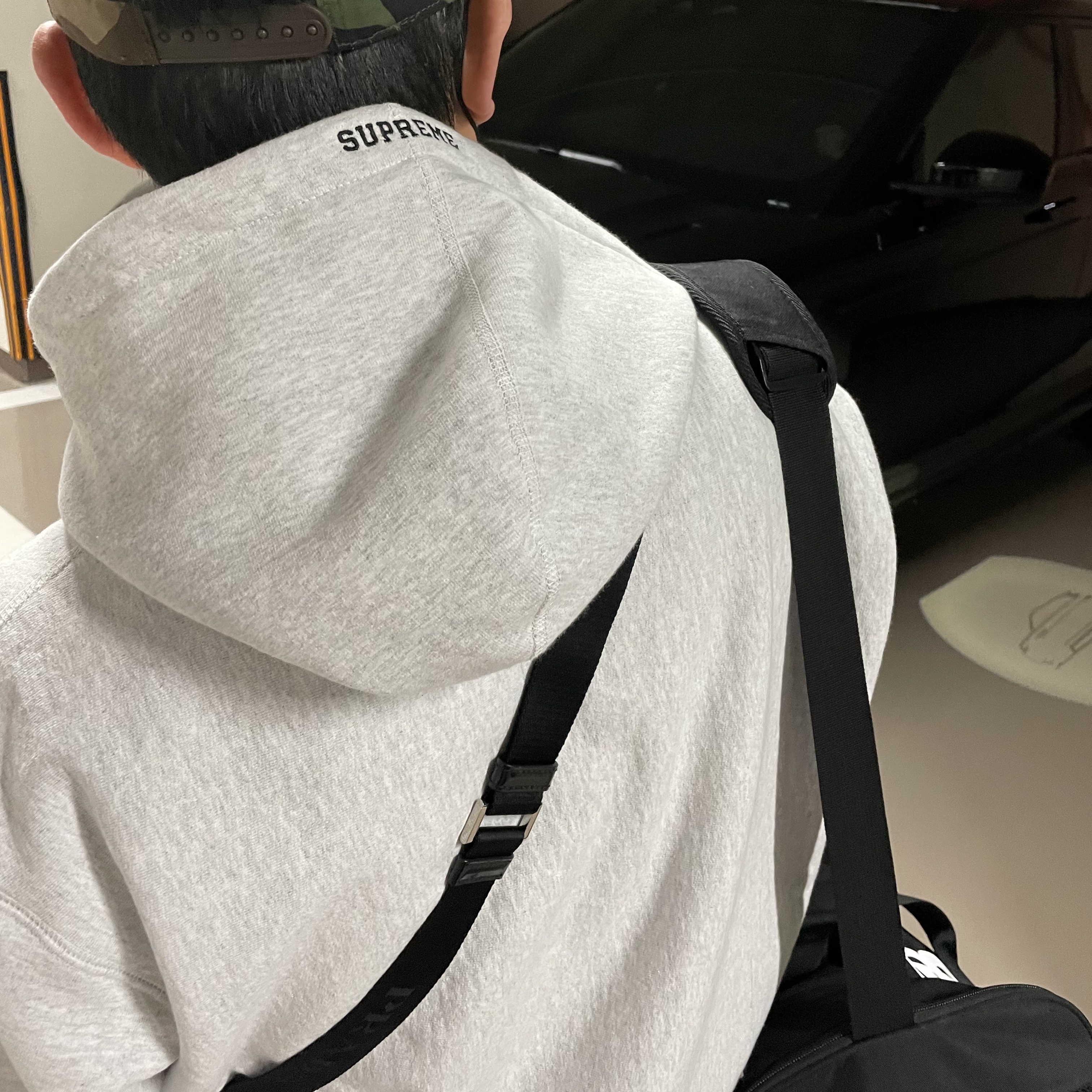 Supreme Preme Hooded Sweatshirt White - 22FW, Autry Medalist Low Leather Sneakers White 착용 스타일 - 5