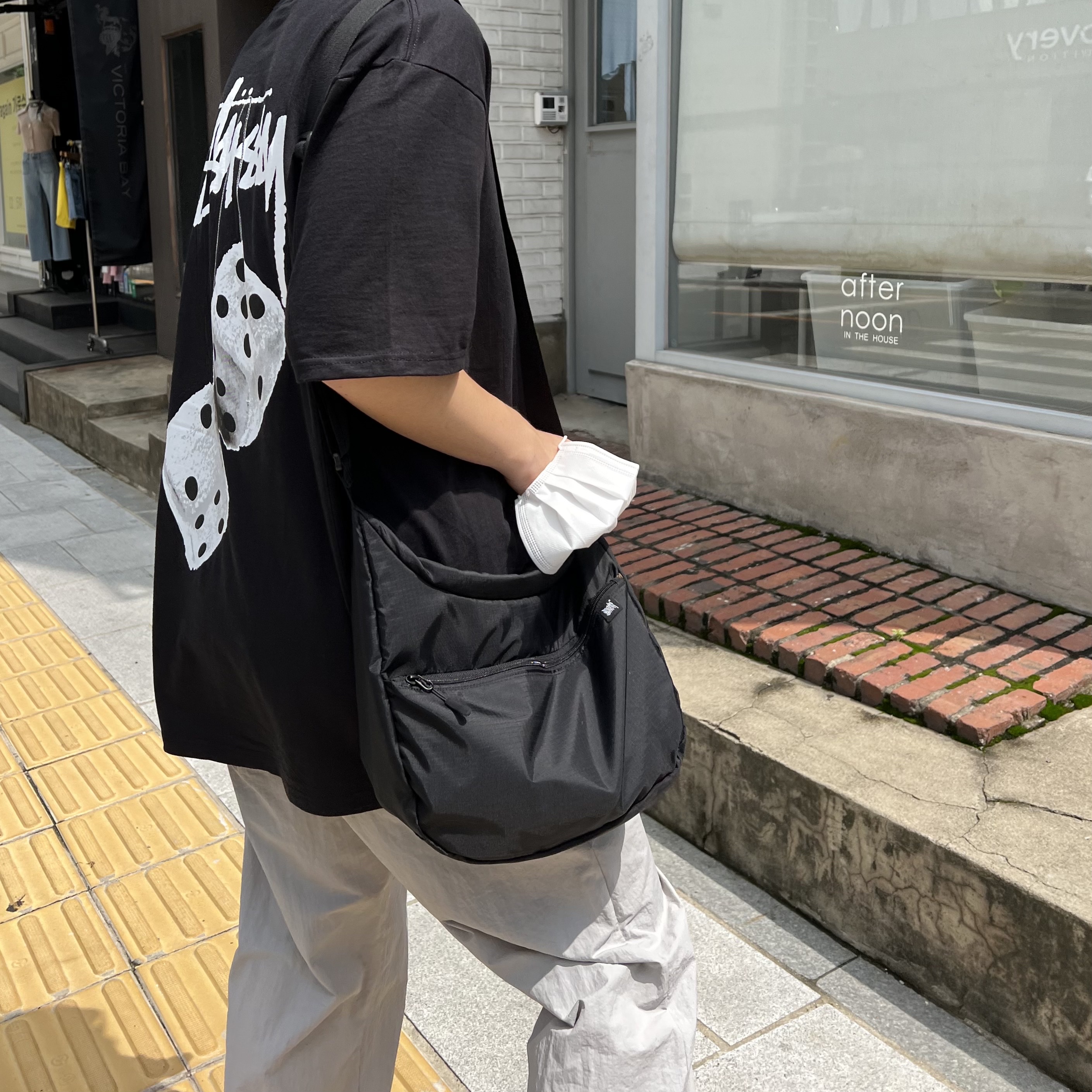 Stussy Fuzzy Dice T-Shirt Black 착용 스타일