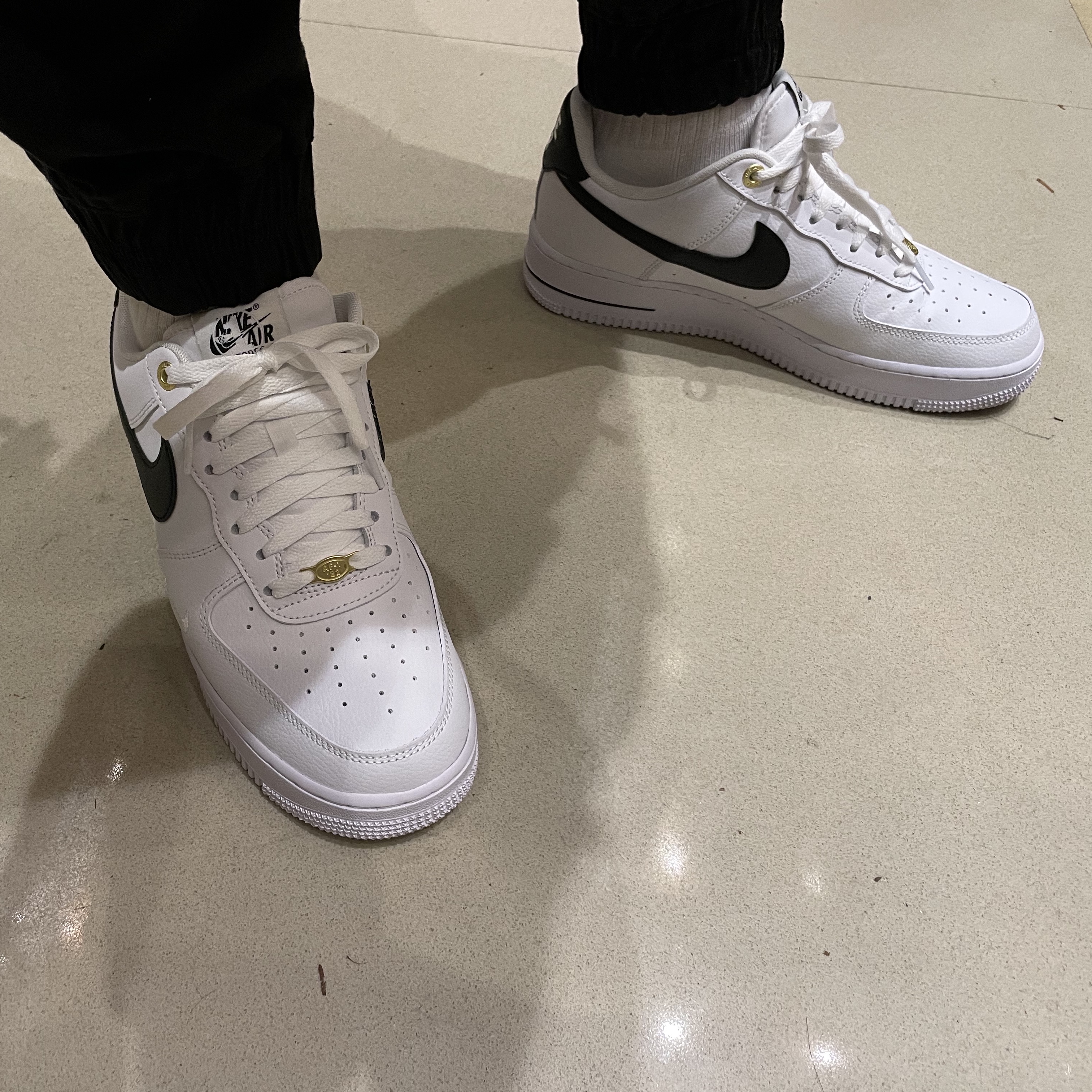 Nike Air Force 1 '07 LV8 40th Anniversary Join Forces White Black, (GS) Nike Air Force 1 White Black 착용 스타일 - 1
