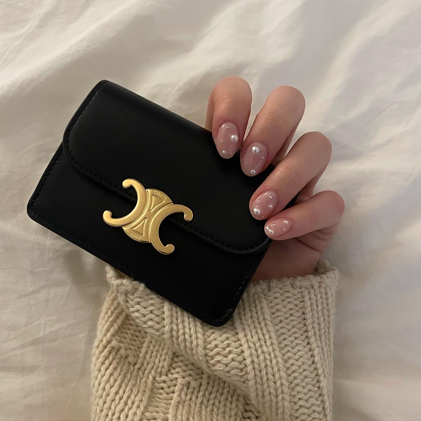 Celine Card Holder with Flap in Shiny Calfskin Black 착용 스타일 - 2