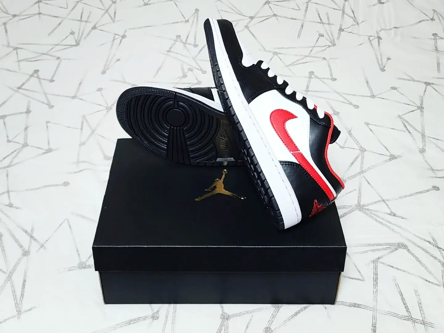 Jordan 1 Low Black Fire Red 착용 스타일 - 4