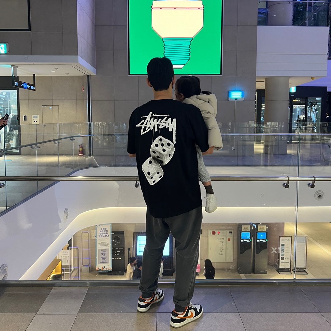 Stussy Fuzzy Dice T-Shirt Black, IAB Studio Blocked Pigment Sweatpants Black 착용 스타일