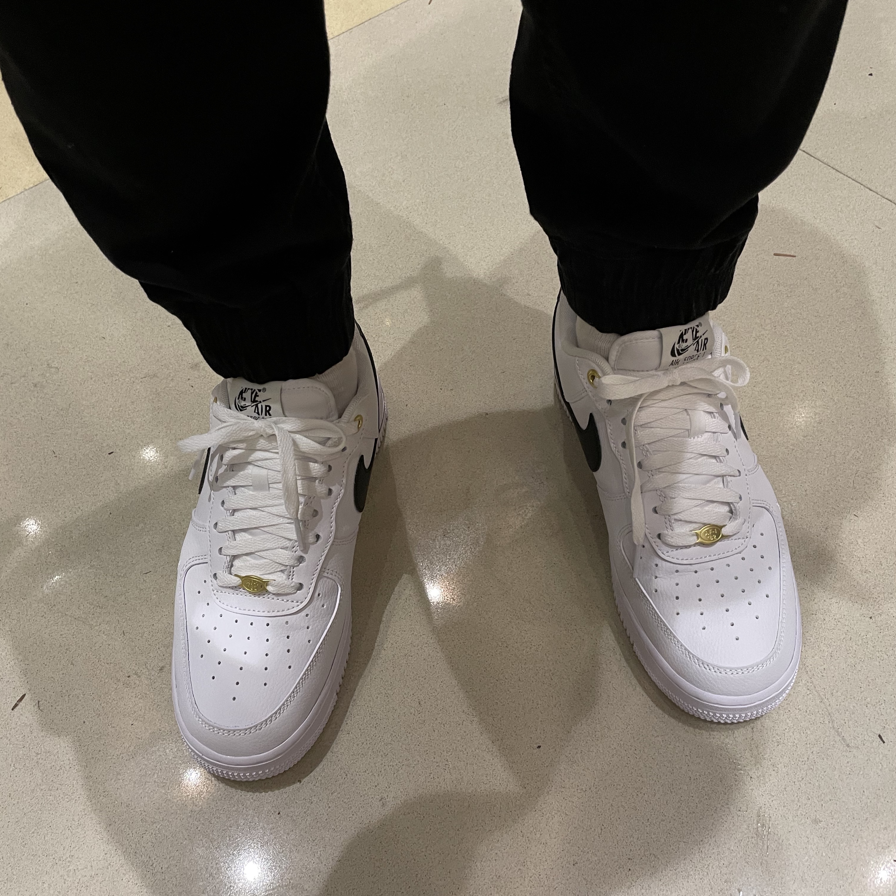 Nike Air Force 1 '07 LV8 40th Anniversary Join Forces White Black, (GS) Nike Air Force 1 White Black 착용 스타일 - 2