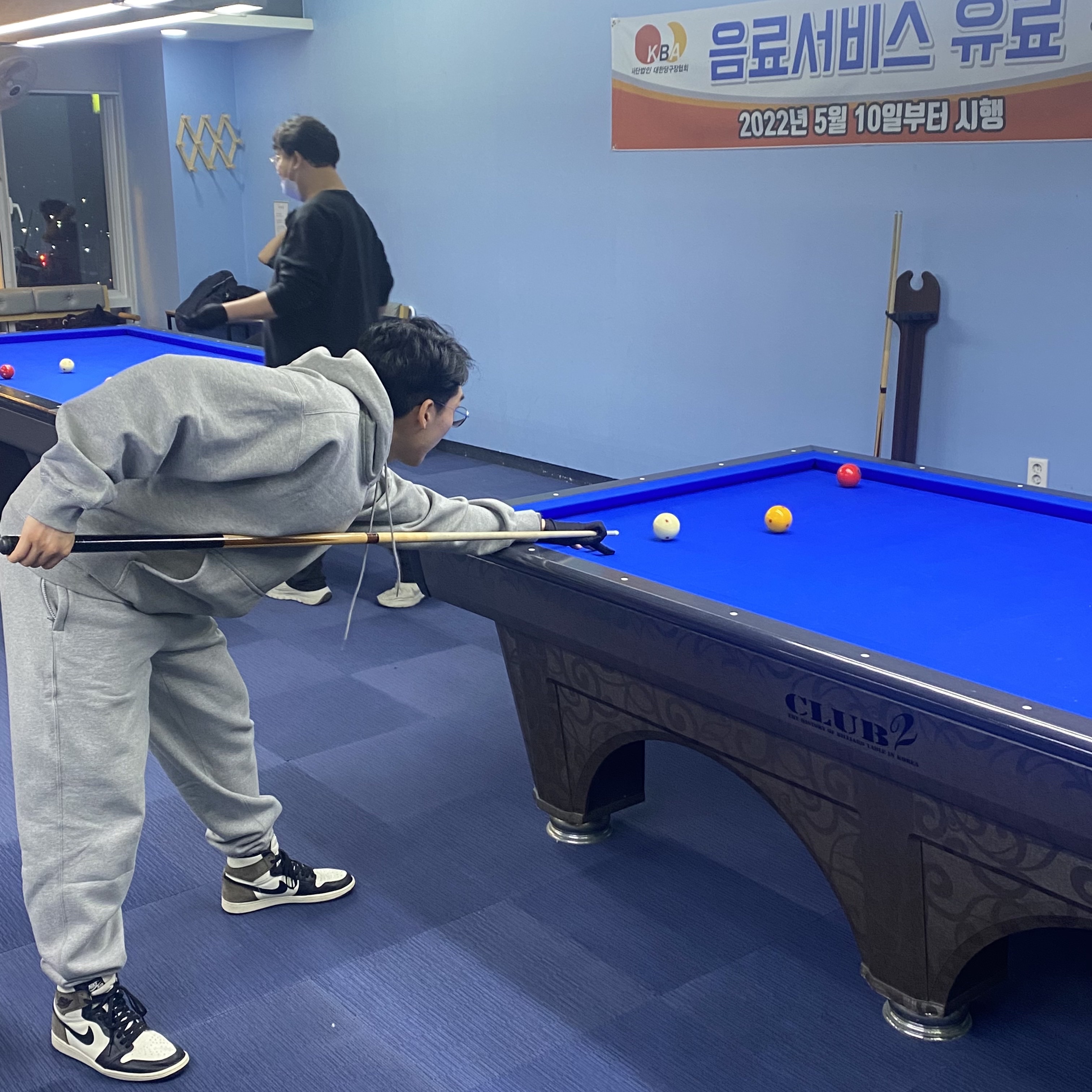 Nike x Stussy NRG RA Pullover Hoodie Dark Grey Heather (DJ9488-063), Nike x Stussy NRG RA Fleece Pants Dark Grey Heather (DJ9490-063) 착용 스타일 - 3