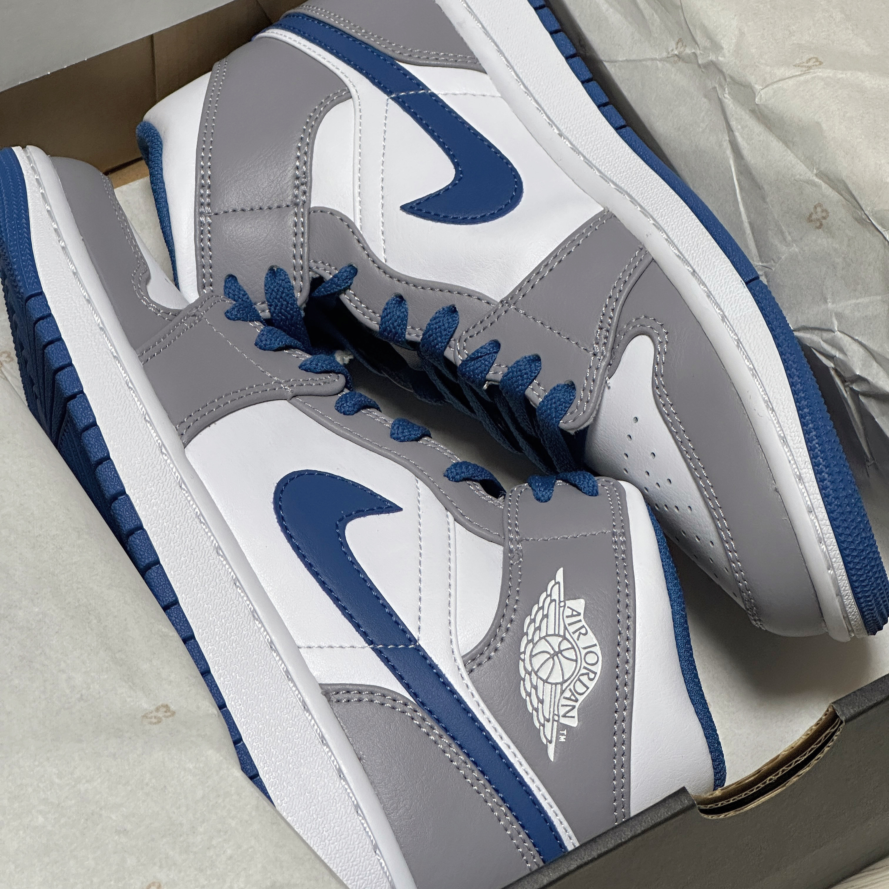 Jordan 1 Mid Cement Grey True Blue 착용 스타일