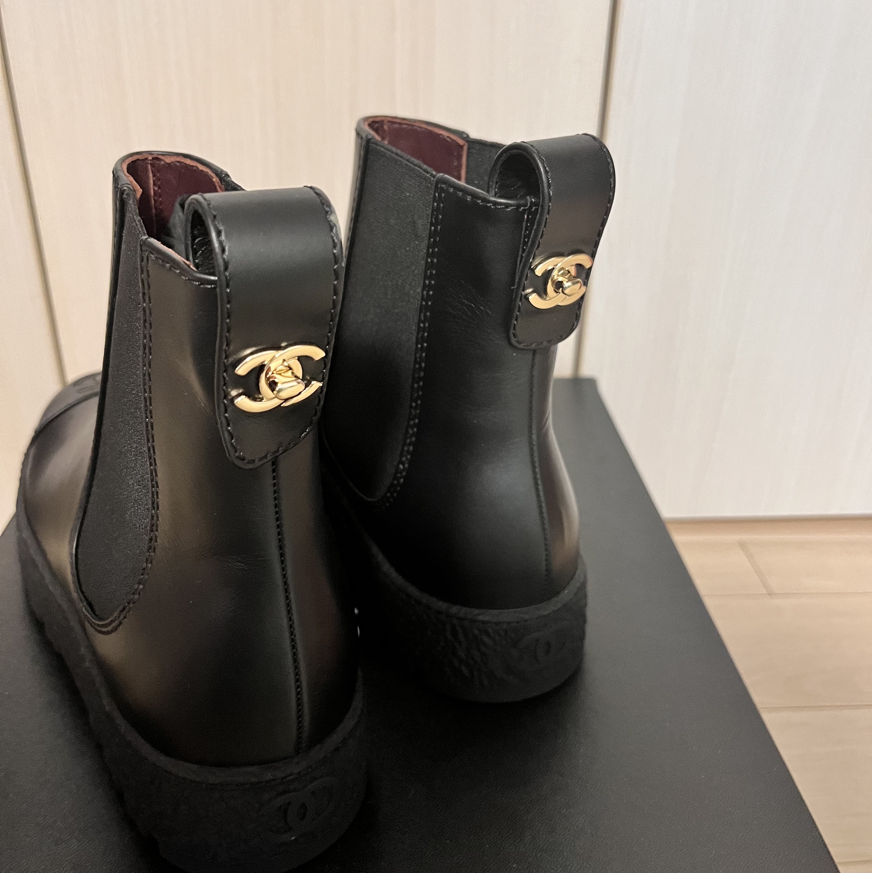 (W) Chanel Ankle Boots Calfskin & Black 착용 스타일 - 2