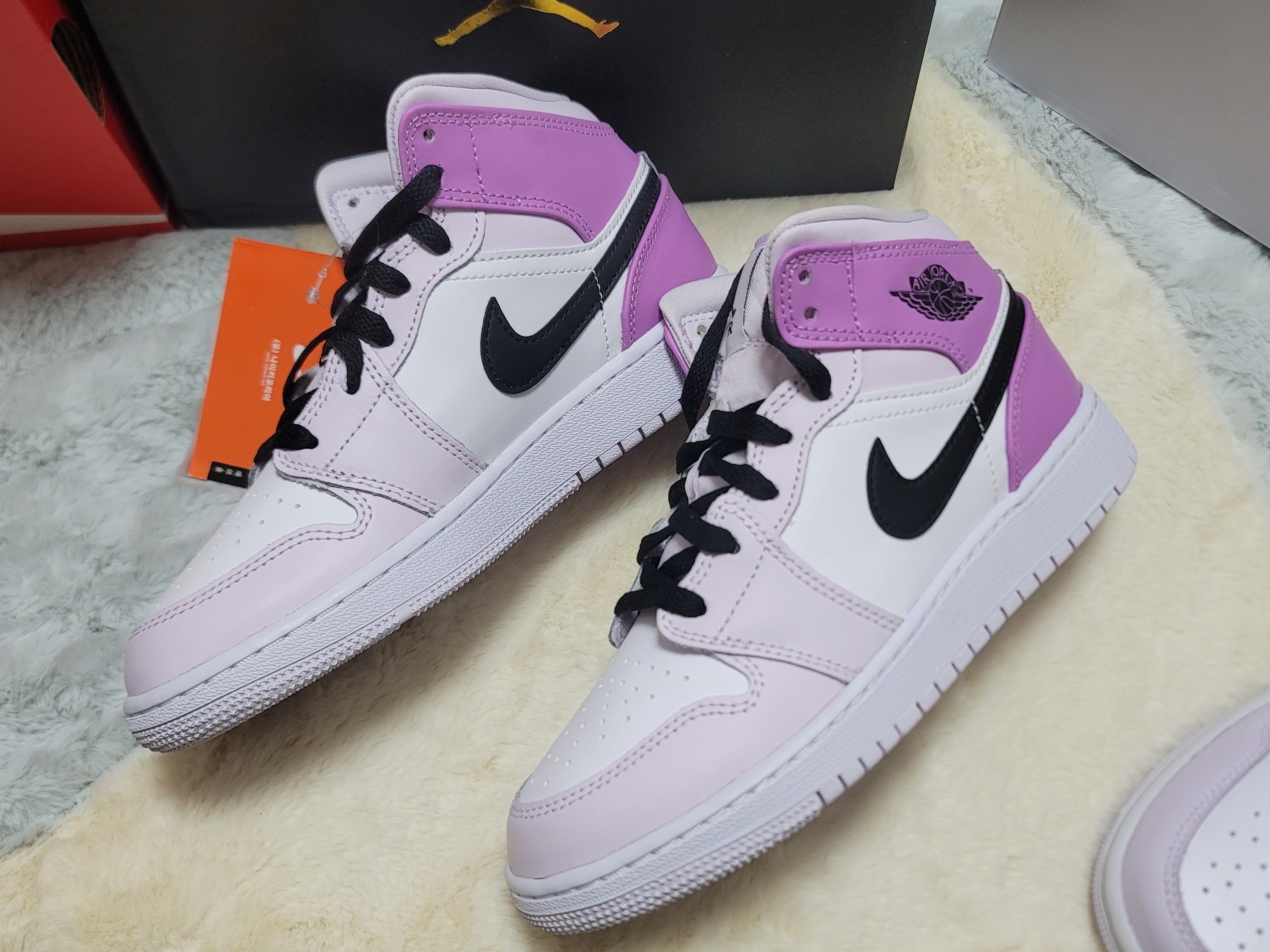 (GS) Jordan 1 Mid Barely Grape White, (W) Nike Dunk Low SE Light Soft Pink 착용 스타일 - 3