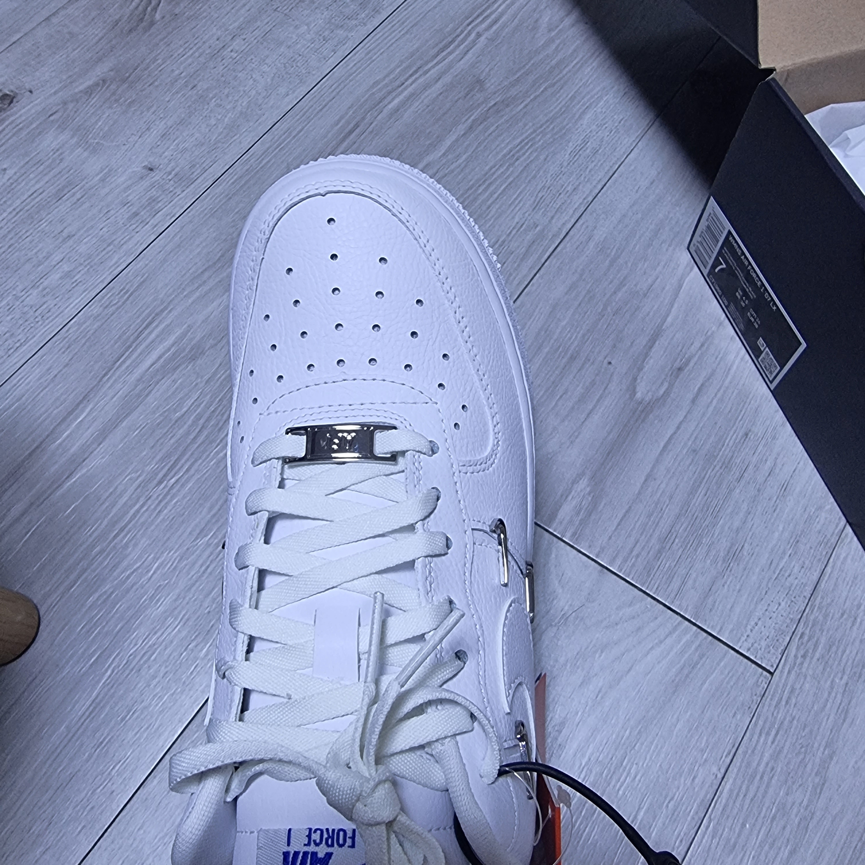 (W) Nike Air Force 1 Low '07 LX Chrome Luxe 착용 스타일 - 2