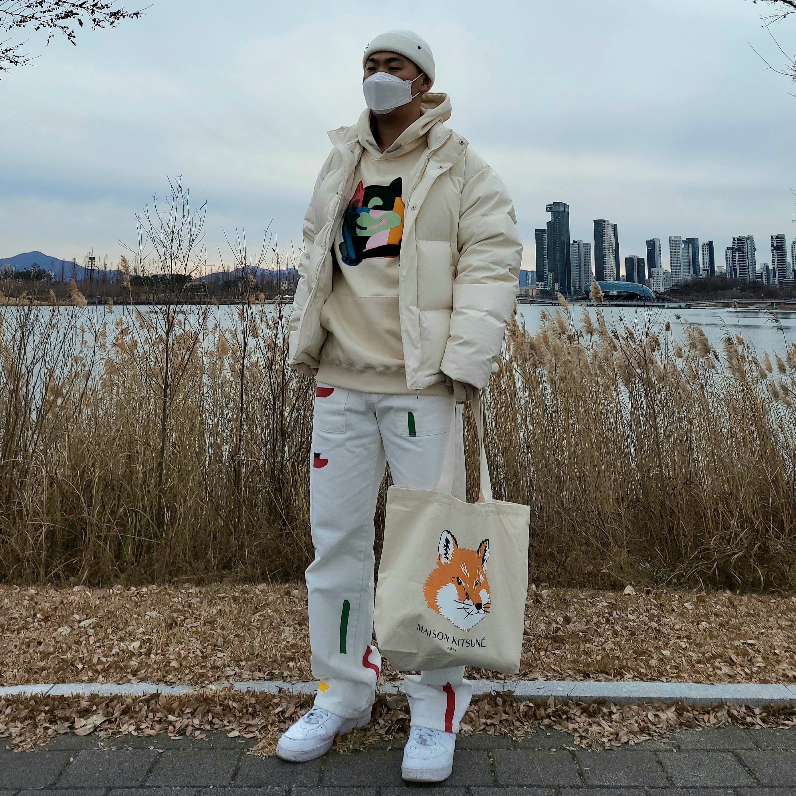 Maison Kitsune Fox Head Tote Bag Ecru 착용 스타일