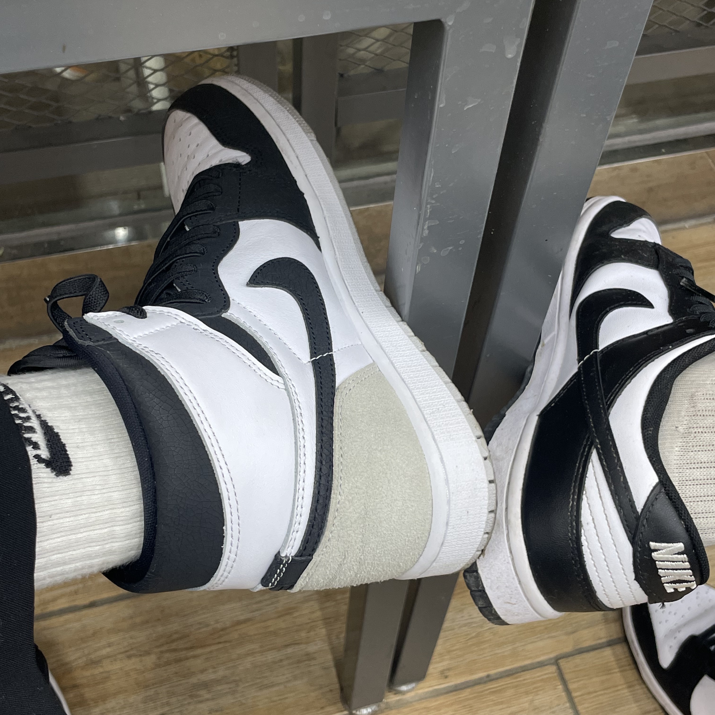 Jordan 1 Retro High OG Bleached Coral, Nike Dunk Low Retro Black 착용 스타일