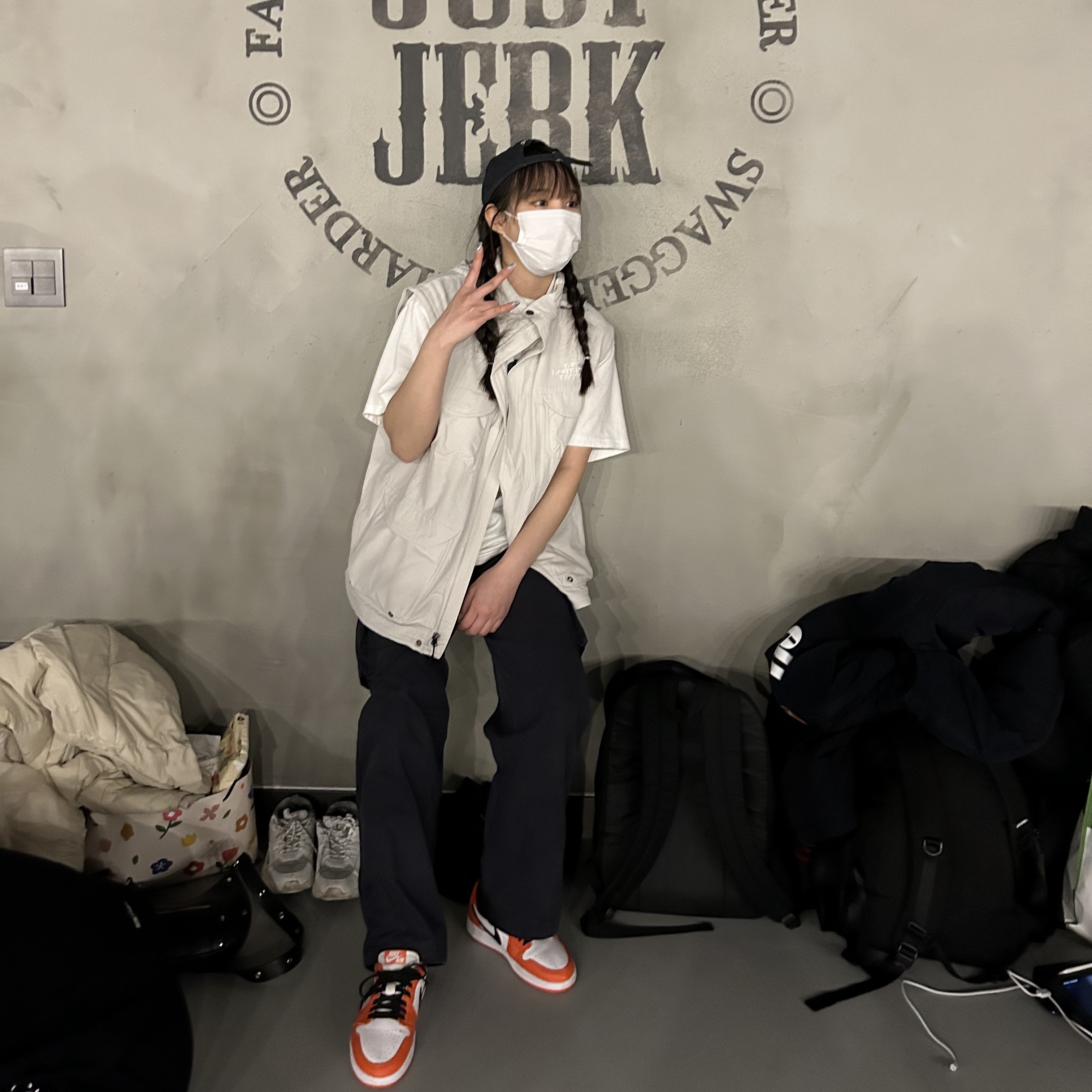 (W) Jordan 1 Low OG Starfish, Supreme x The North Face Trekking Convertible Jacket Stone - 22SS 착용 스타일 - 1