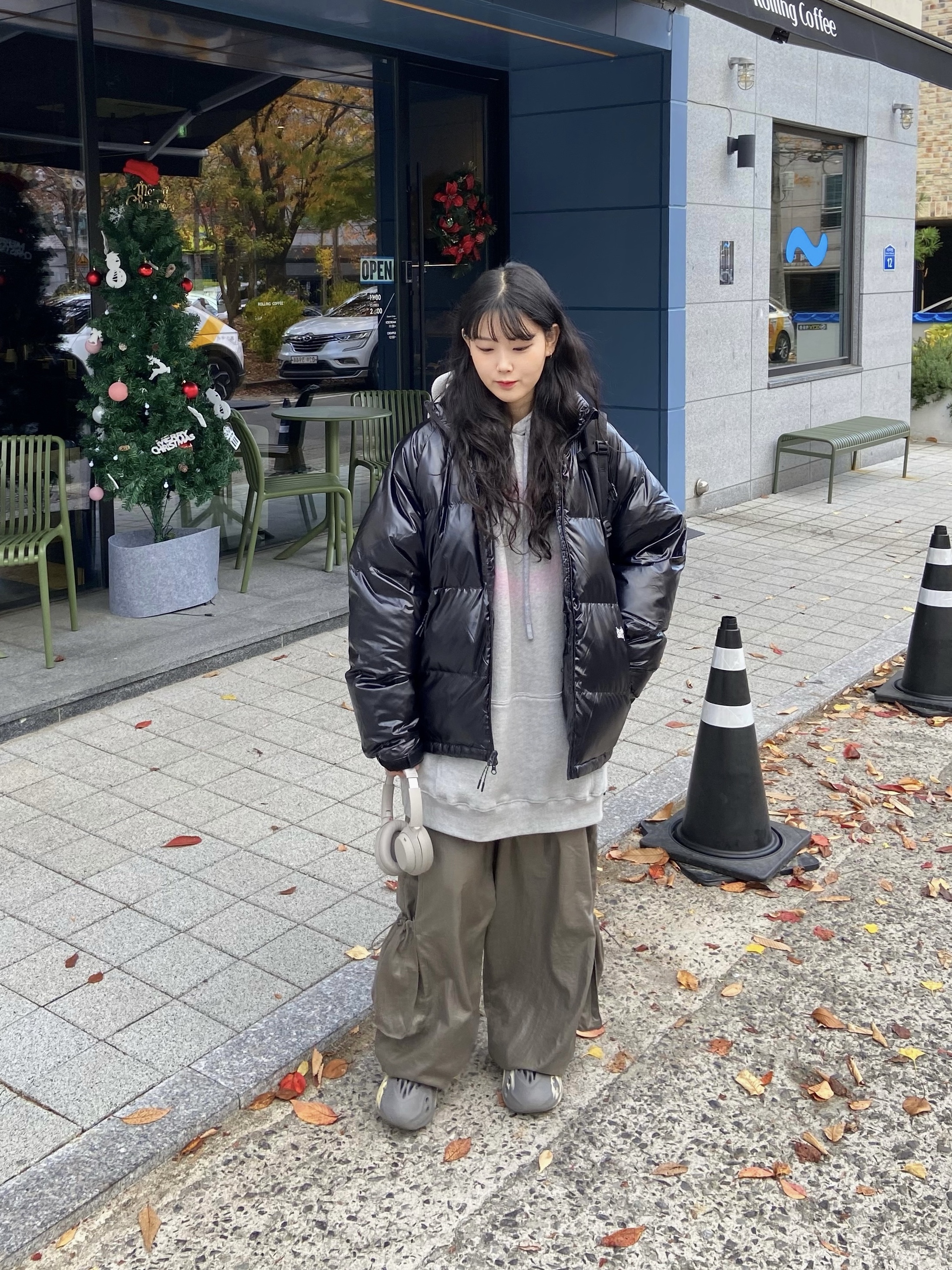 Sony WH-1000XM4 Platinum Silver (Korean Ver.), Adidas Yeezy Foam RNNR MXT Moon Gray 착용 스타일 - 5