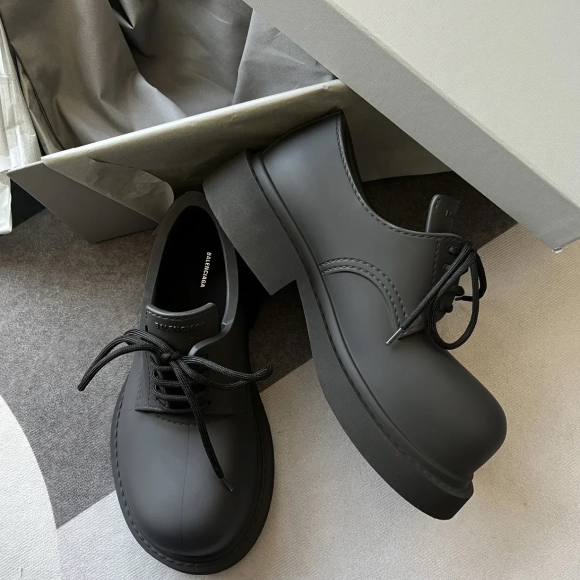 Balenciaga Steroid Derby Black, Balenciaga XL Army Boots Full Eva Black 착용 스타일 - 3