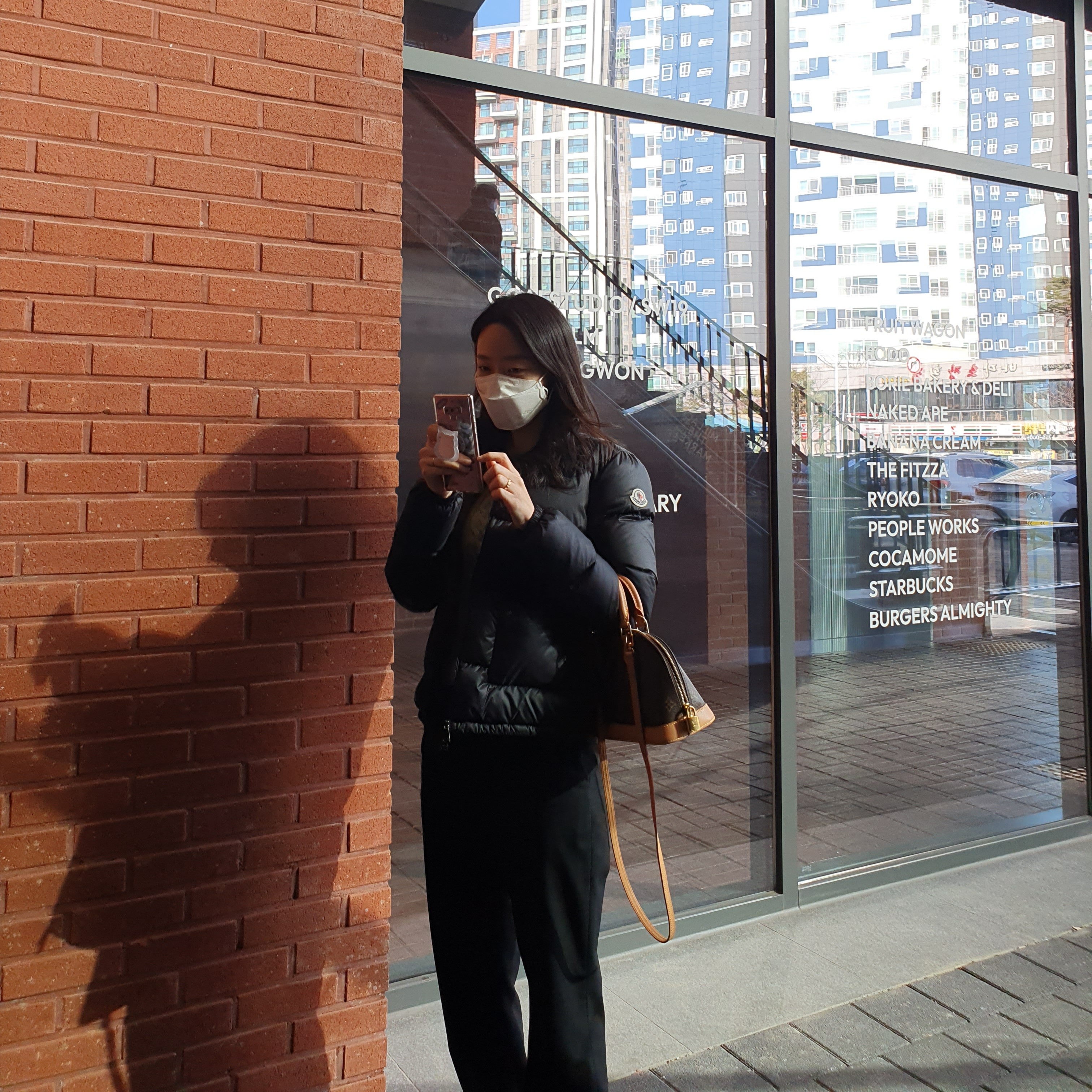 (W) Moncler Lannic Short Down Jacket Black - 21FW, Louis Vuitton Alma BB Monogram 착용 스타일 - 2