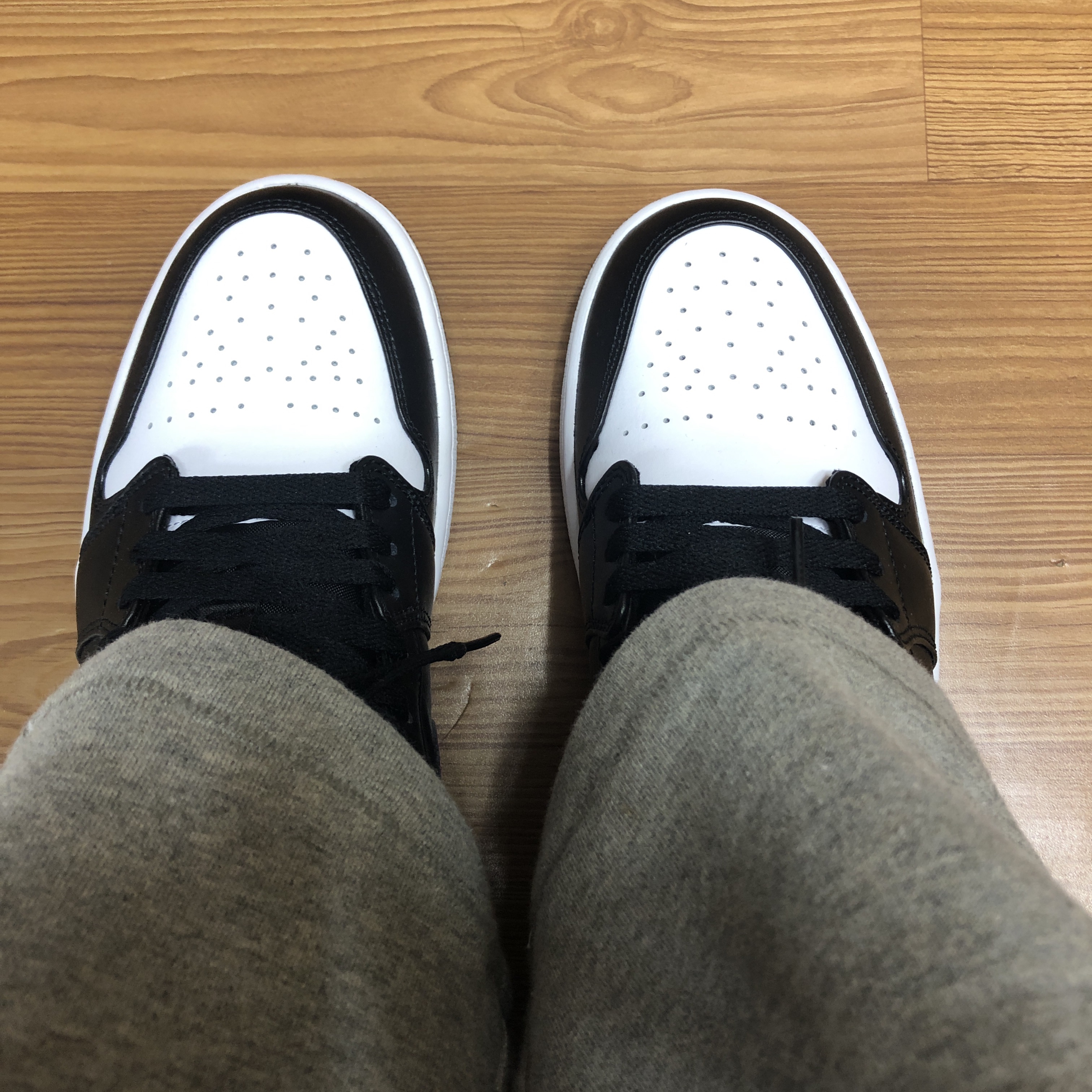 Jordan 1 Low Black Fire Red 착용 스타일 - 2