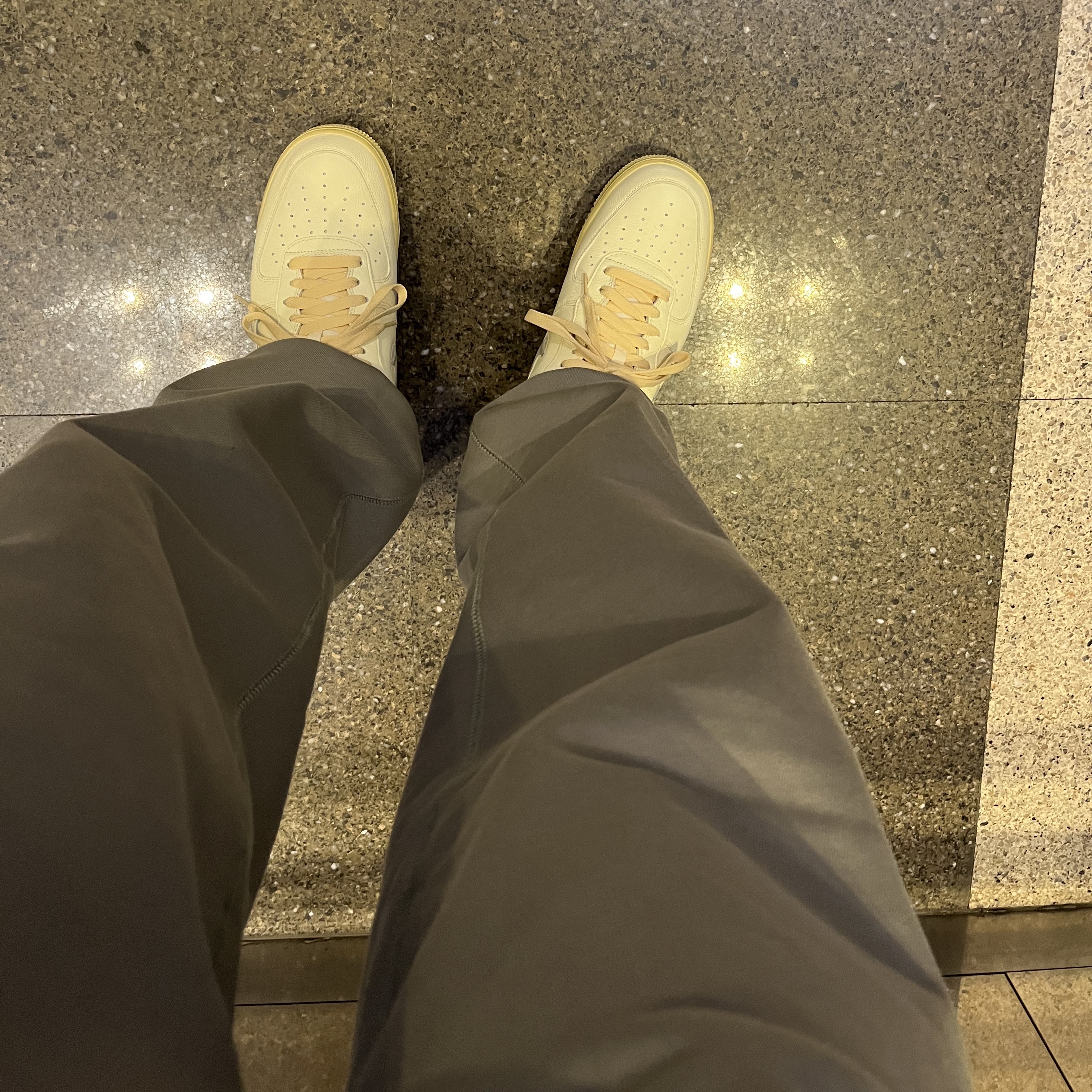 (W) Nike Air Force 1 '07 LX Coconut Milk and Lemon Wash 착용 스타일 - 2