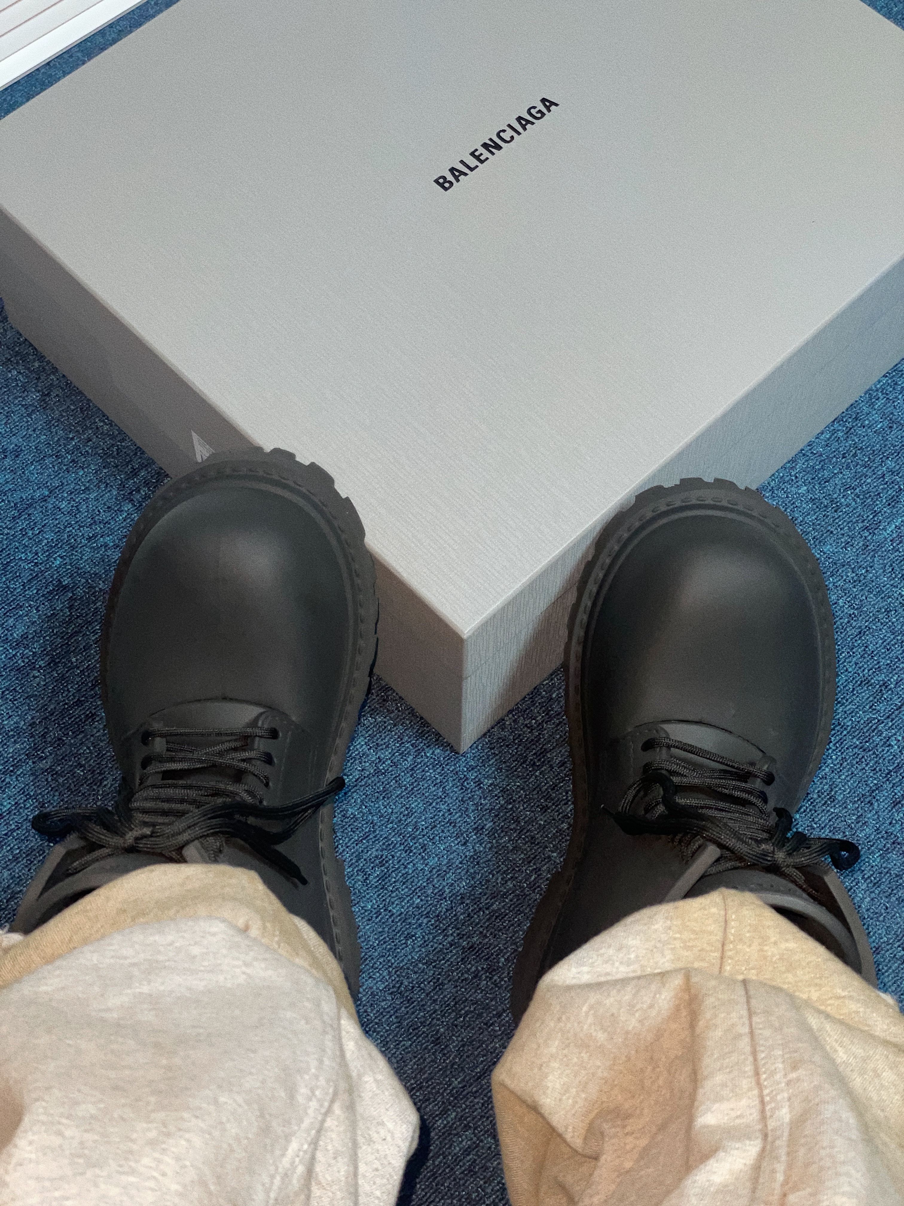 Balenciaga XL Army Boots Full Eva Black 착용 스타일 - 4