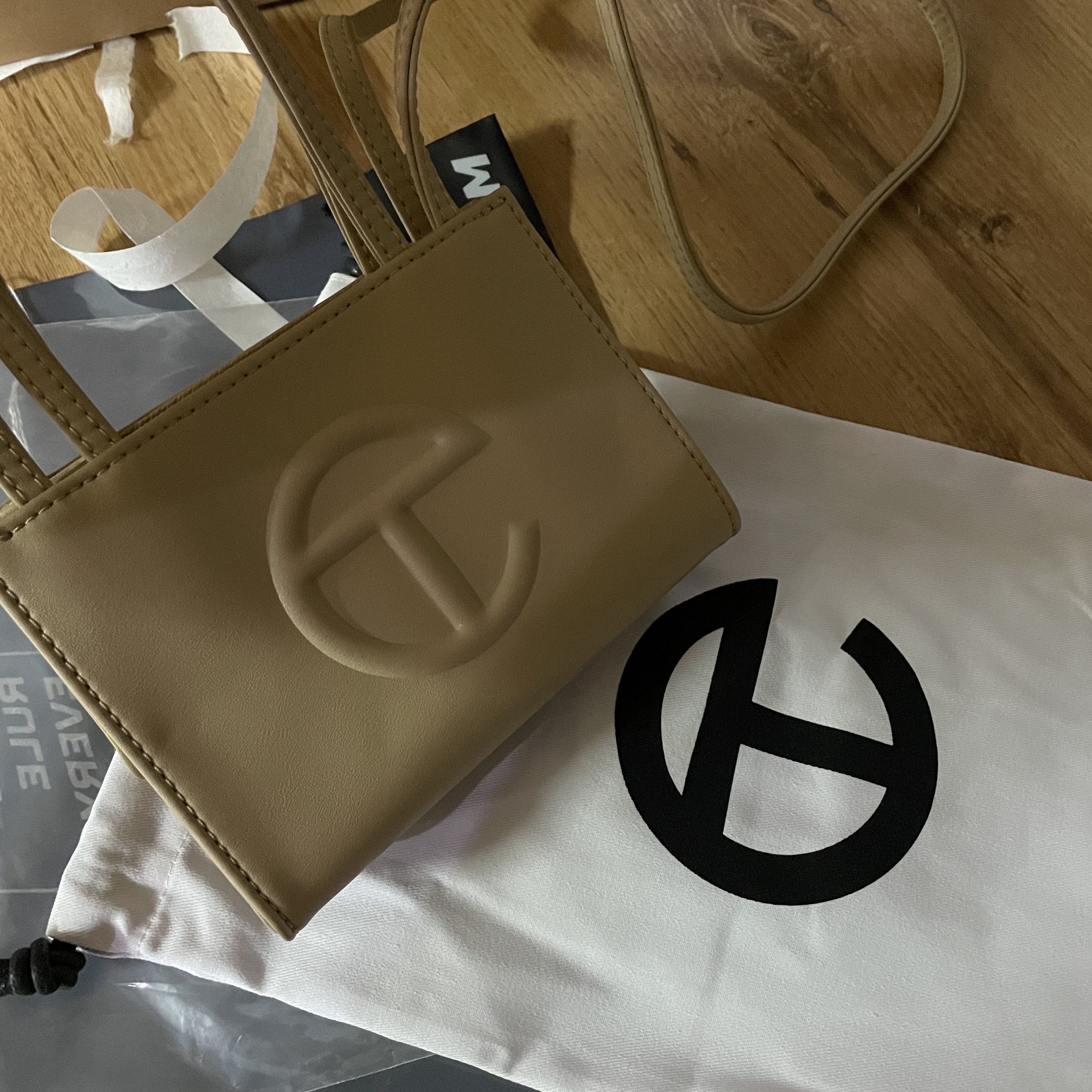 Telfar Small Shopping Bag Cream 착용 스타일