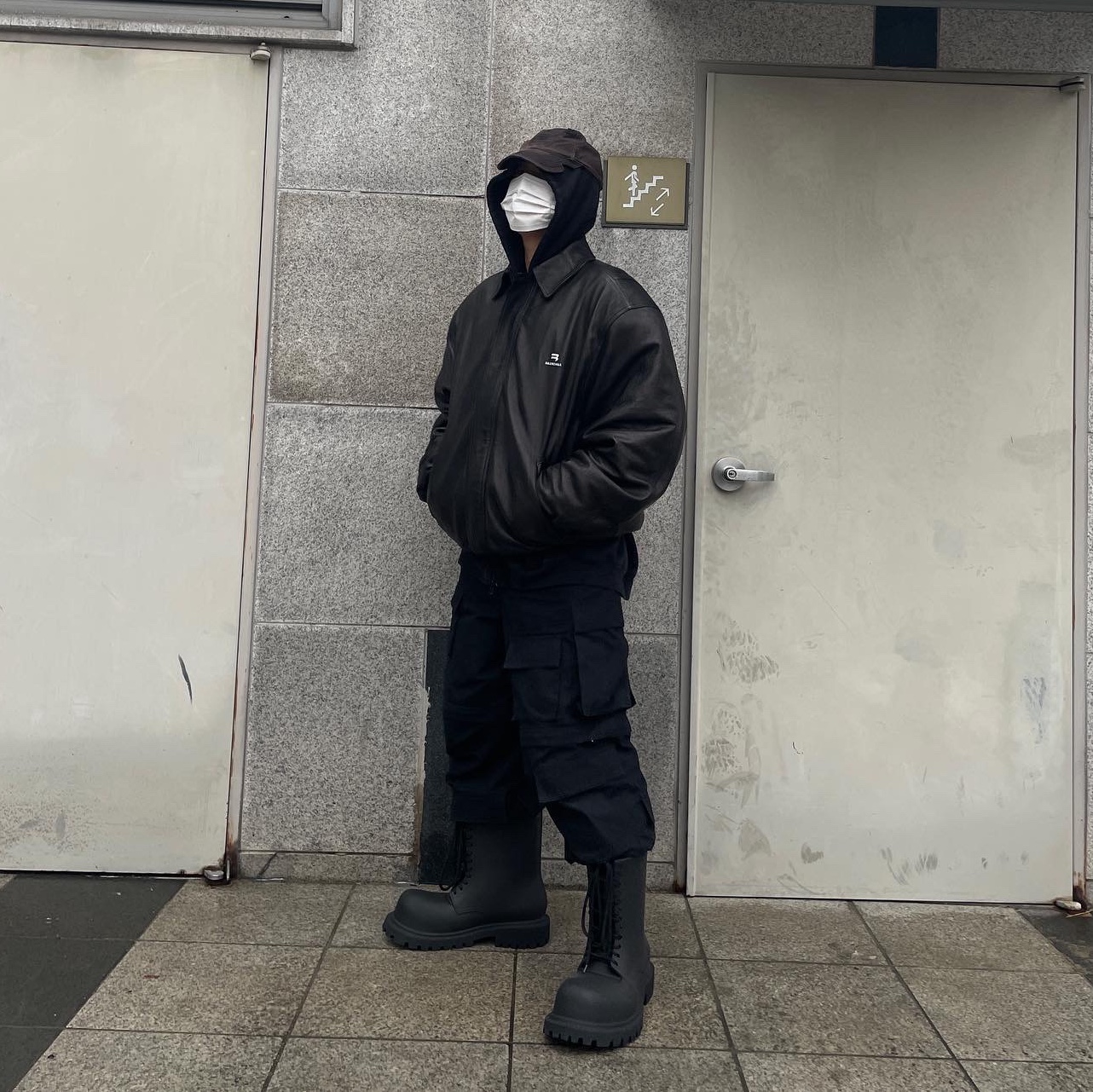 Balenciaga Sporty B Taxi Blouson Black, Balenciaga XL Army Boots Full Eva Black 착용 스타일 - 2