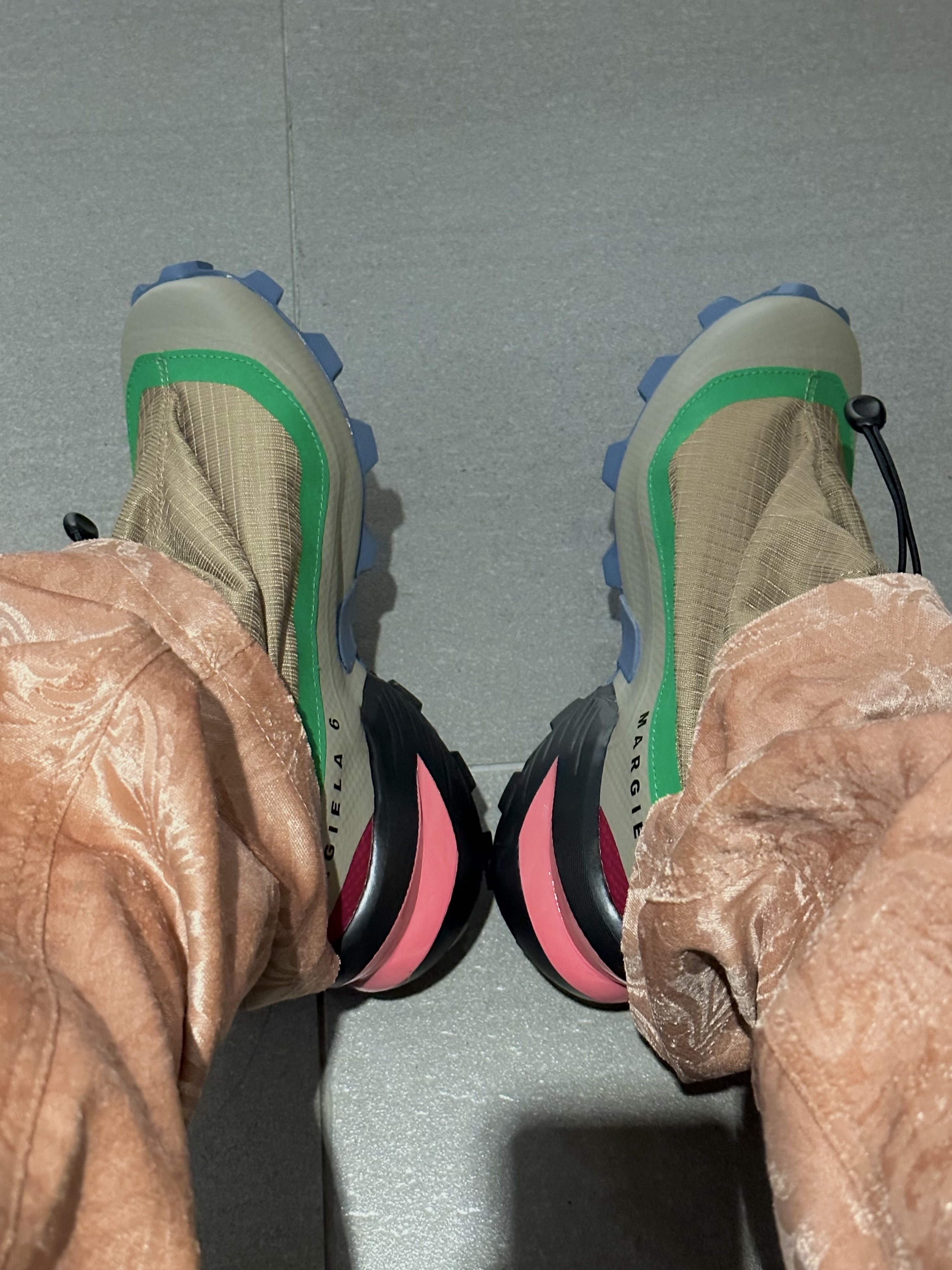 Salomon x MM6 Maison Margiela Cross Low Kelp Vintage Khaki 착용 스타일 - 2