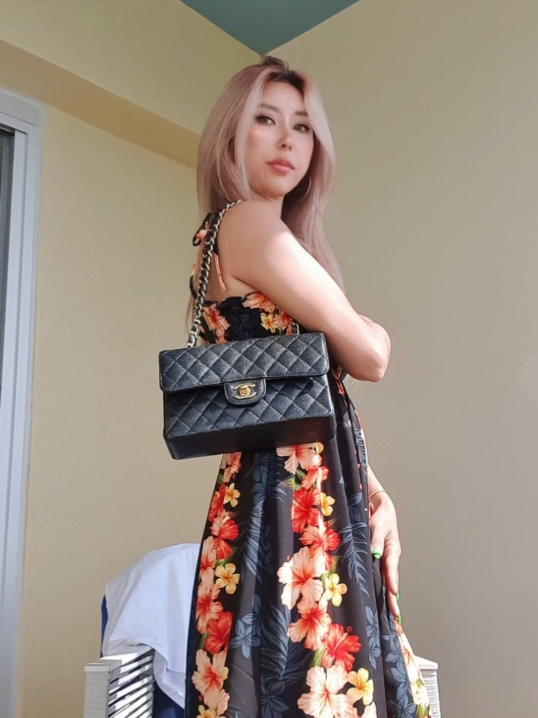 Chanel Medium Classic Handbag Grained Calfskin & Silver Black 착용 스타일 - 4