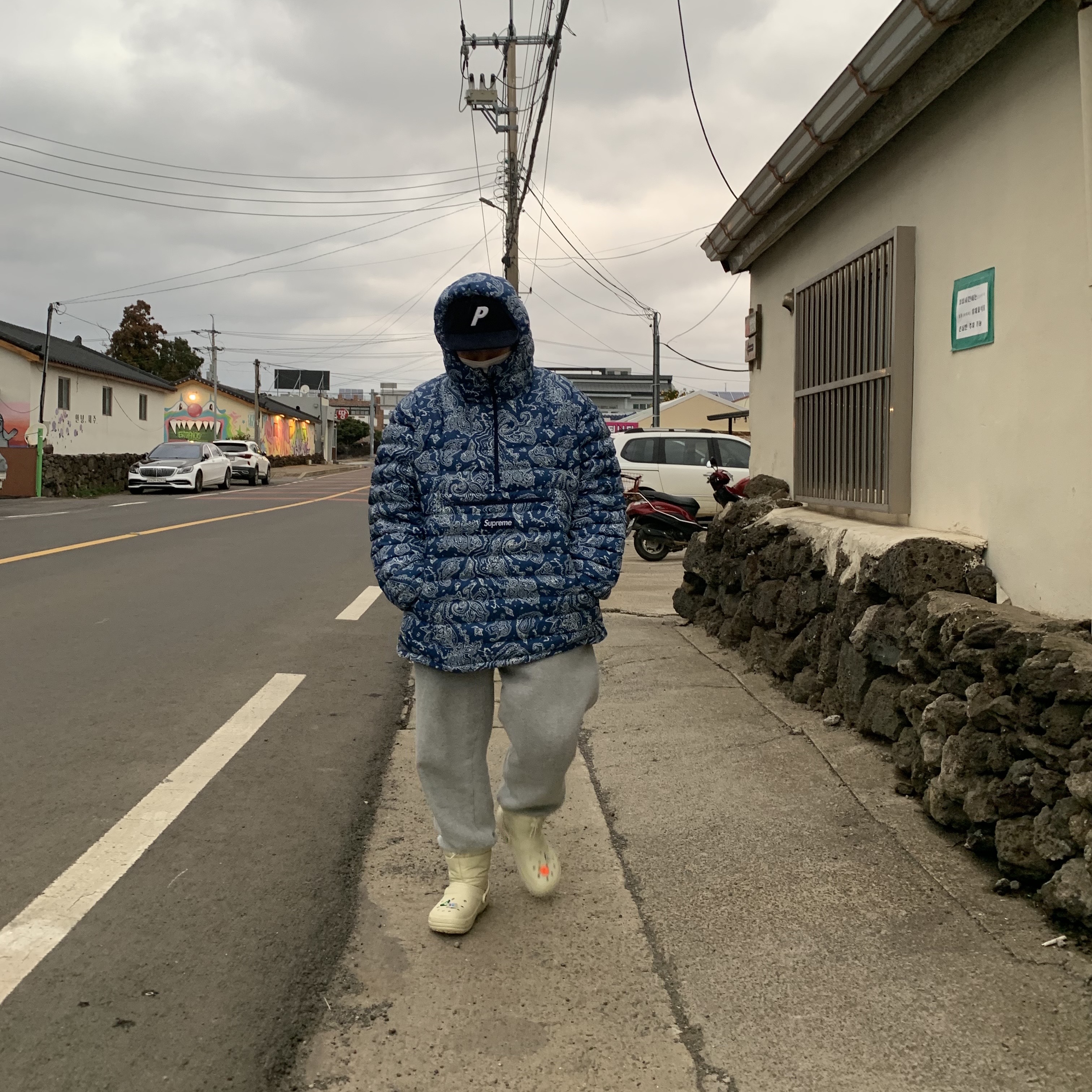 Crocs Classic Lined Neo Puff Boot Bone, Supreme Micro Down Half Zip Hooded Pullover Blue Paisley - 22FW 착용 스타일