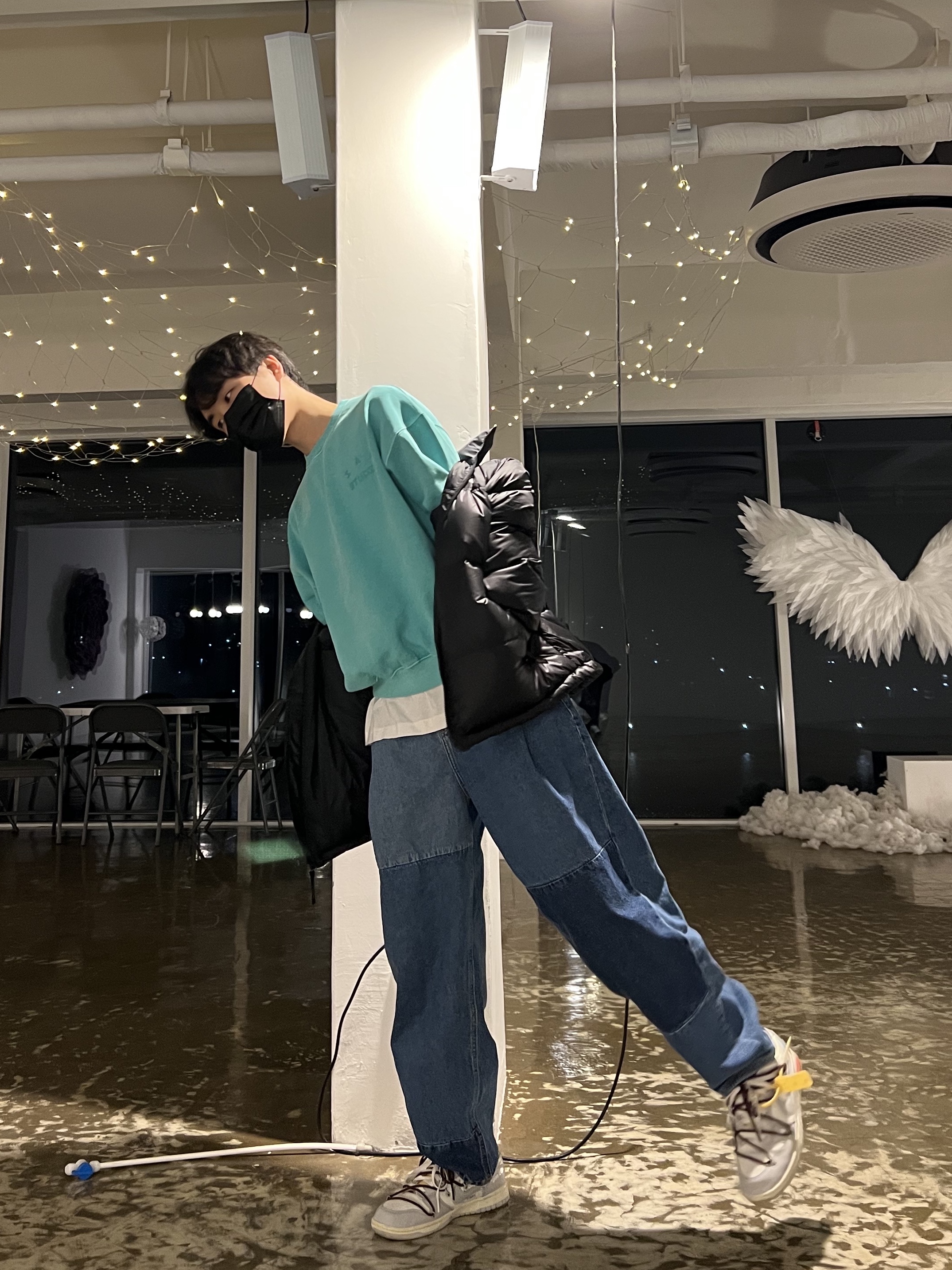 The North Face 1996 Eco Nuptse Jacket Black, IAB Studio Pigment Sweatshirt & Mini Bag Jade 착용 스타일 - 1