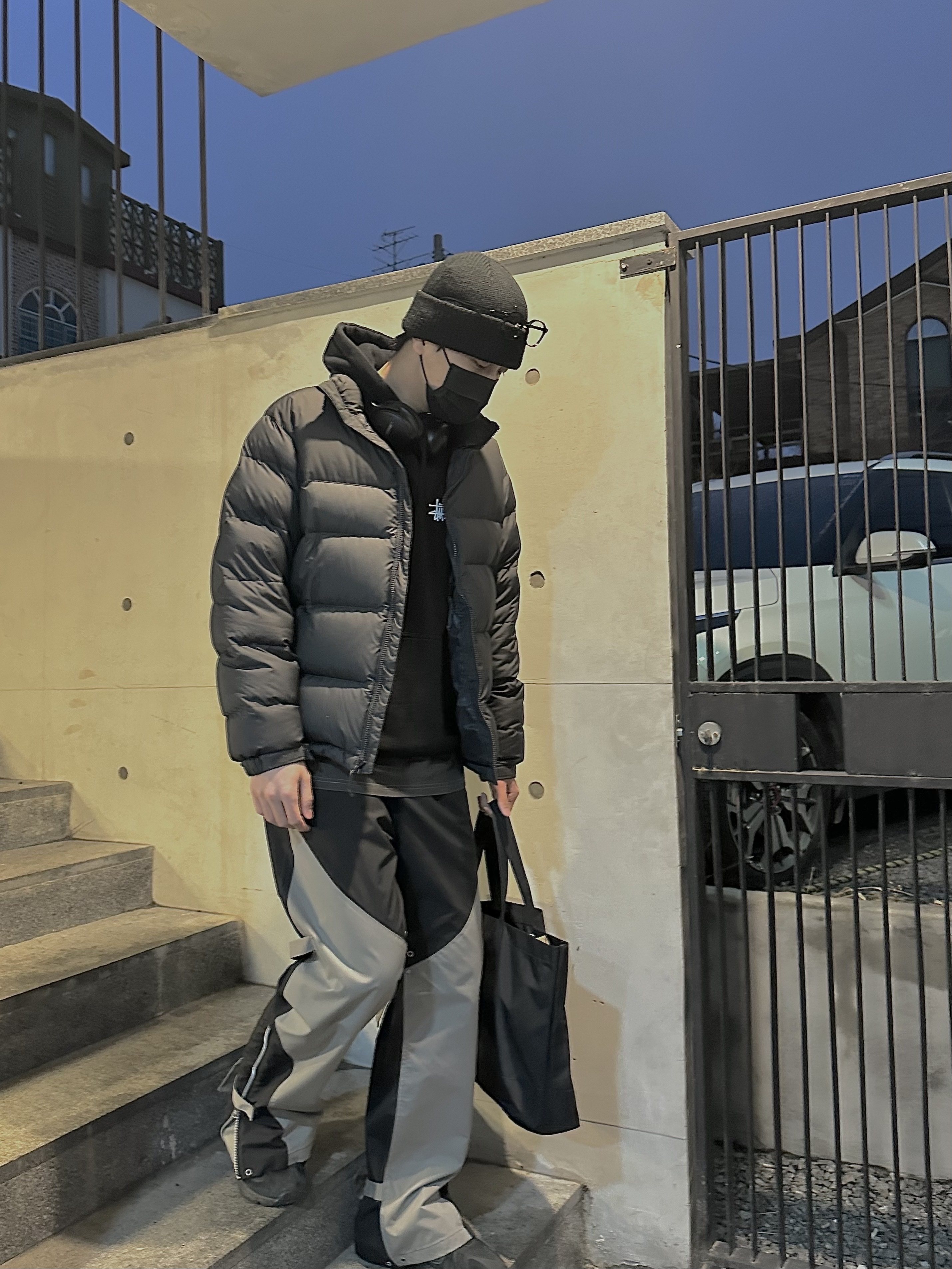 The North Face 1992 Nuptse Jacket Charcoal, Stussy Basic Stussy Hoodie Black 2021 착용 스타일 - 1