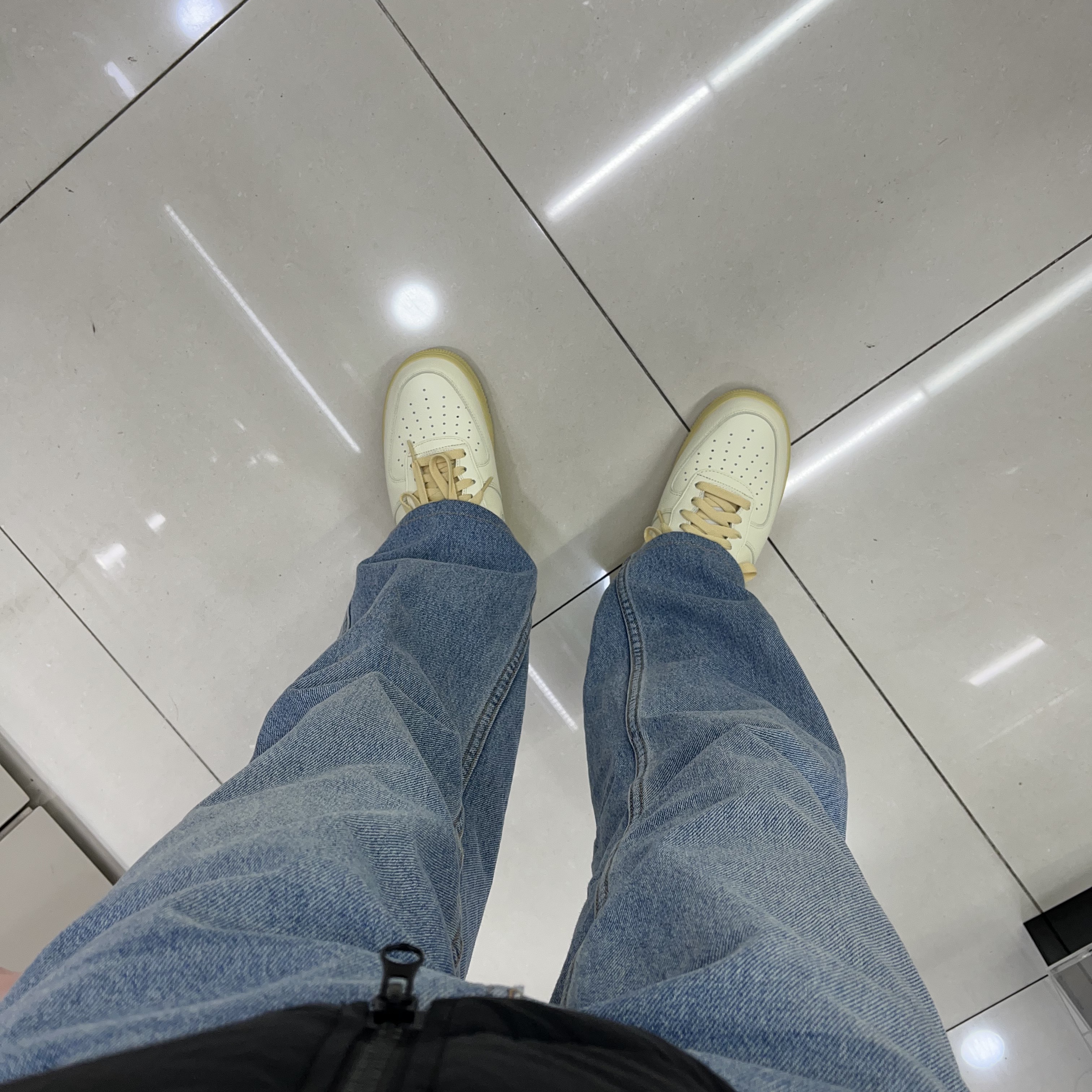 (W) Nike Air Force 1 '07 LX Coconut Milk and Lemon Wash 착용 스타일 - 4