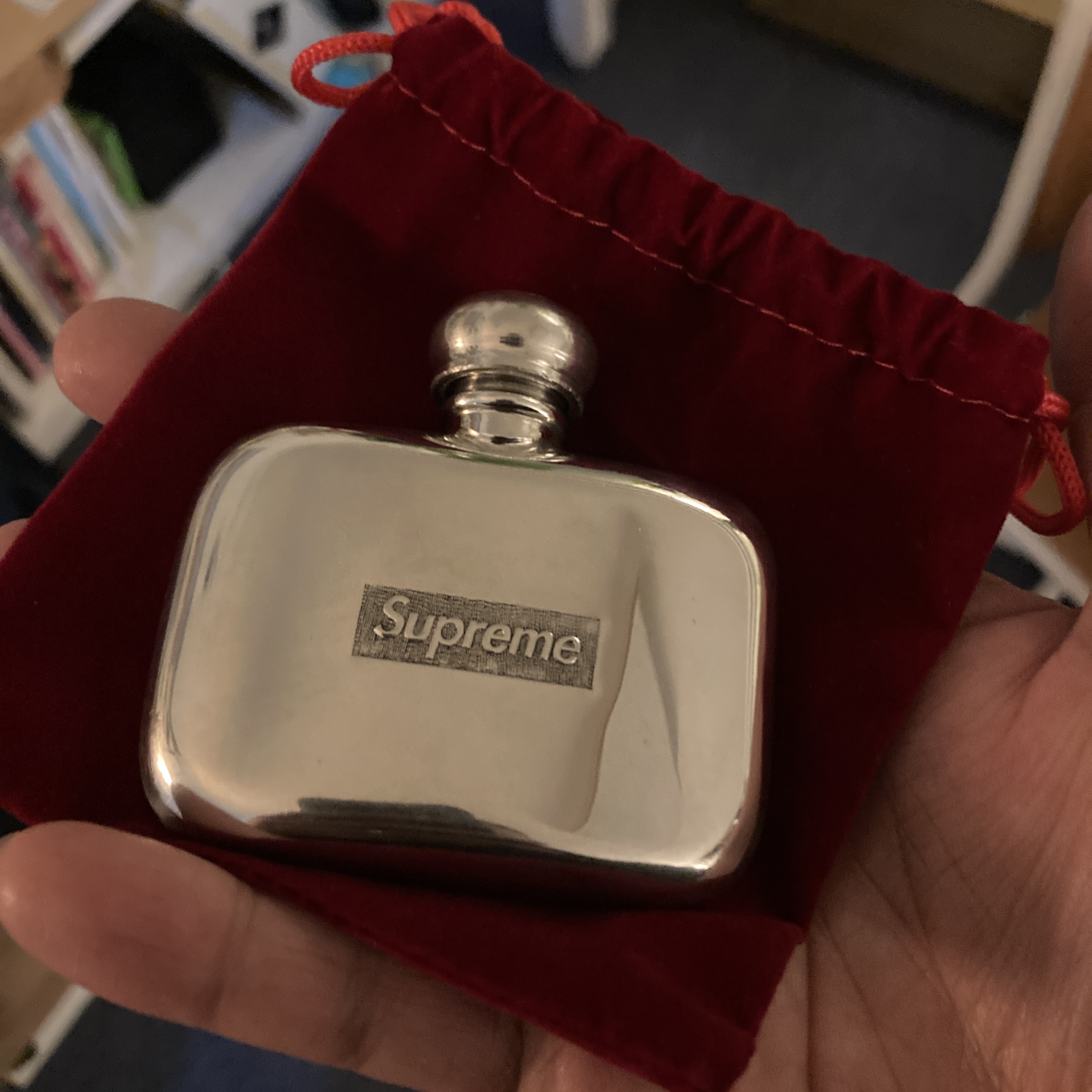 Supreme Pewter Mini Flask - 20FW 착용 스타일