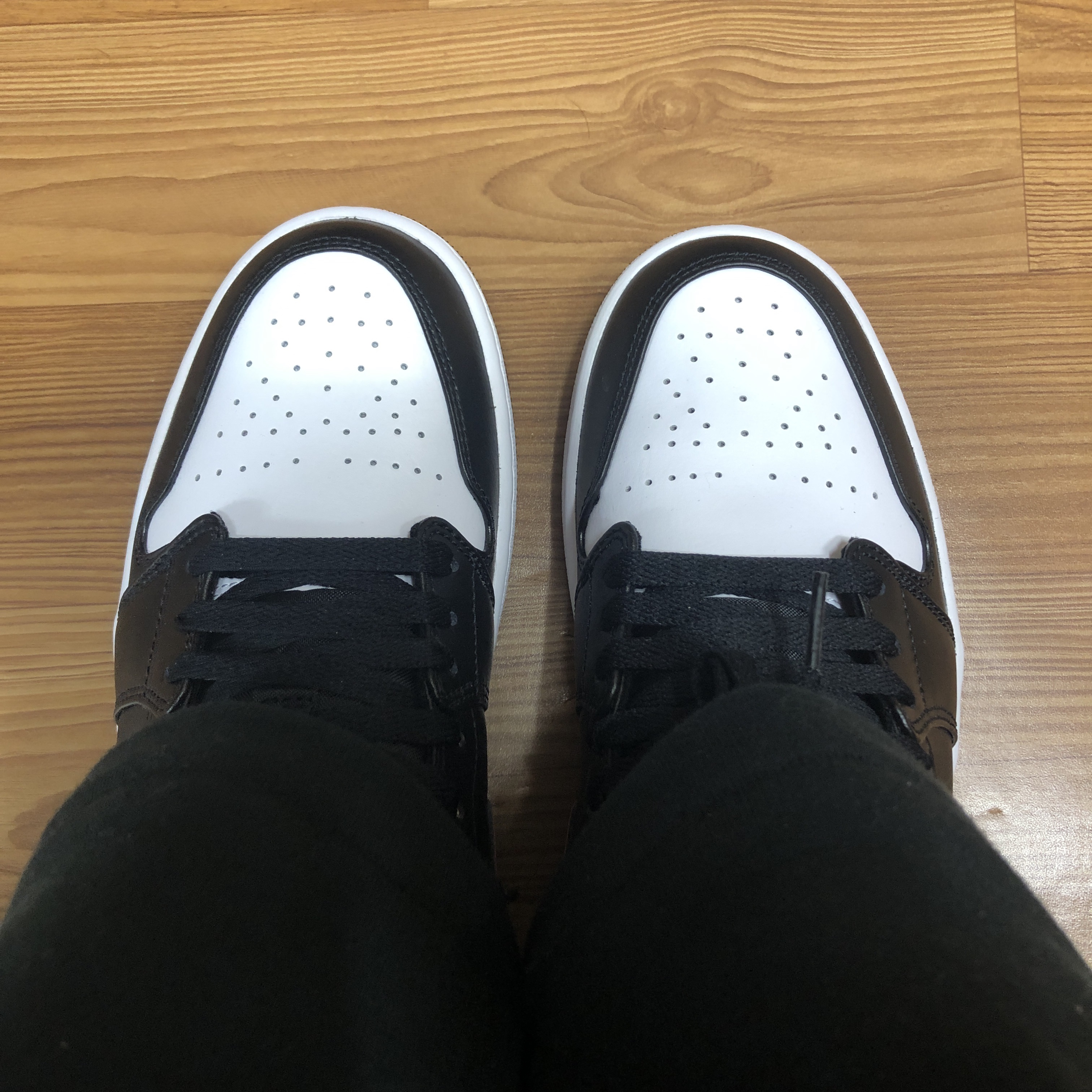 Jordan 1 Low Black Fire Red 착용 스타일 - 1