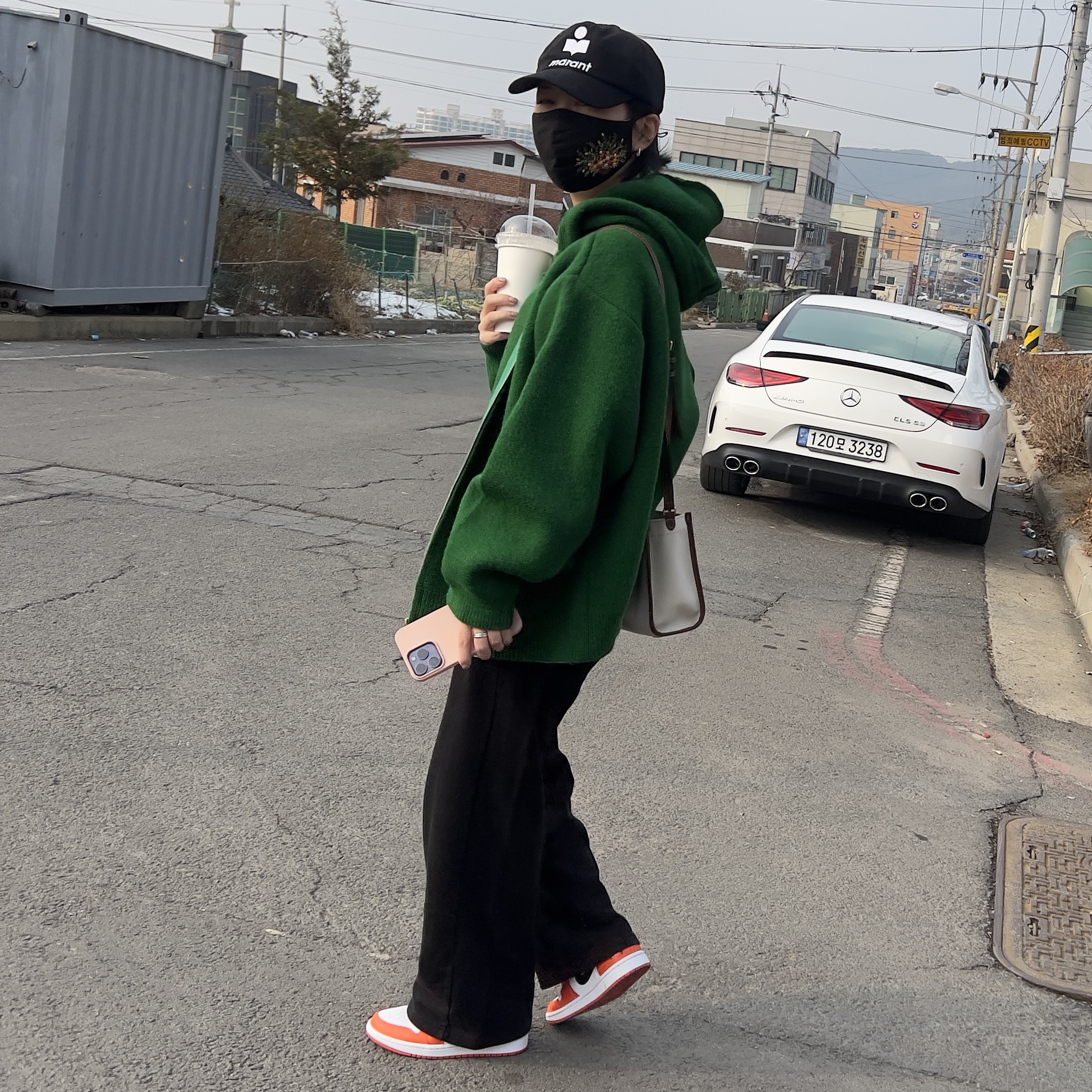 (W) Jordan 1 Low OG Starfish, (W) Isabel Marant Tyrony Cap Black Ecru 착용 스타일