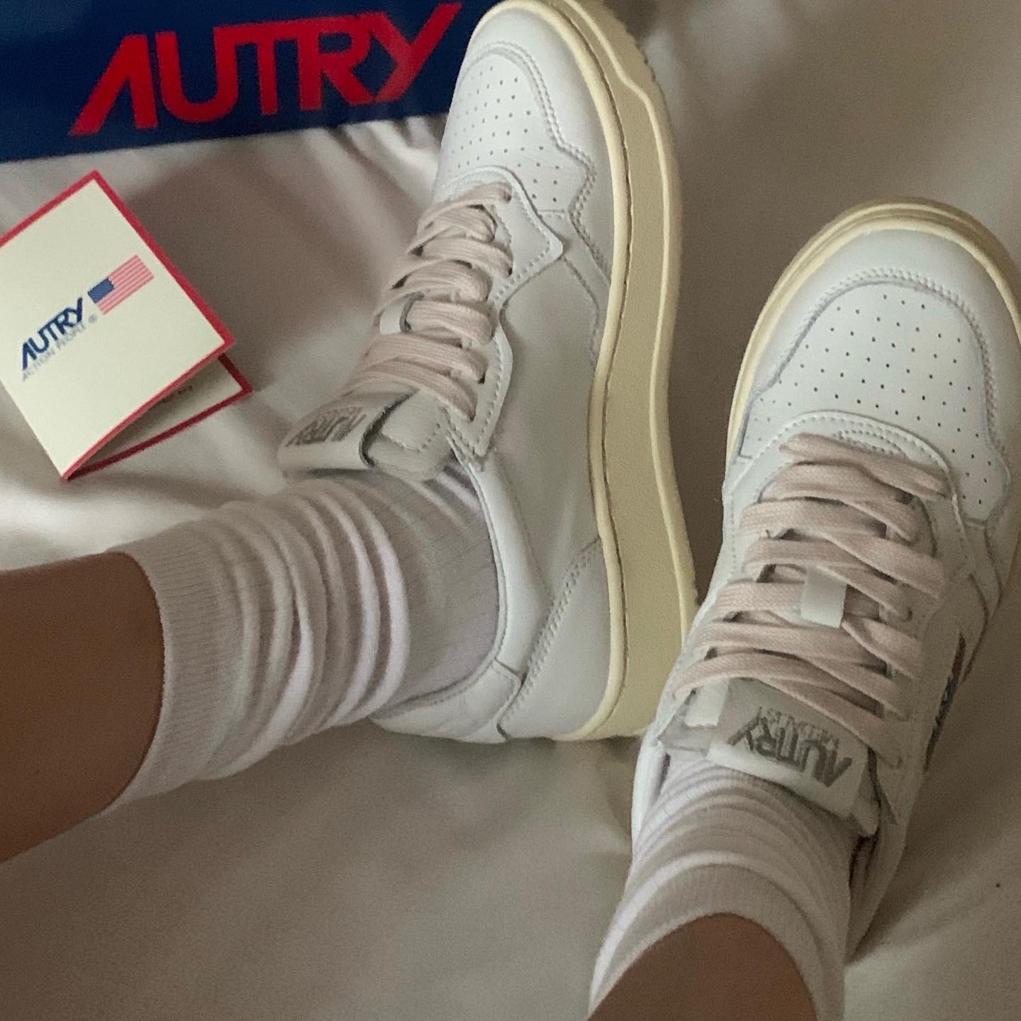 (W) Autry Medalist Low Leather Sneakers White 착용 스타일 - 1