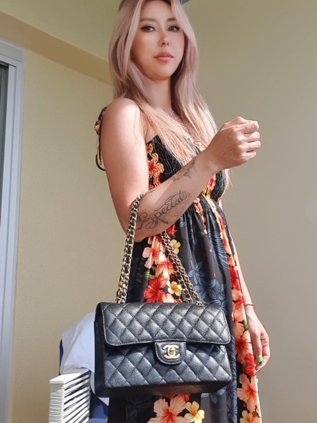 Chanel Medium Classic Handbag Grained Calfskin & Silver Black 착용 스타일 - 5