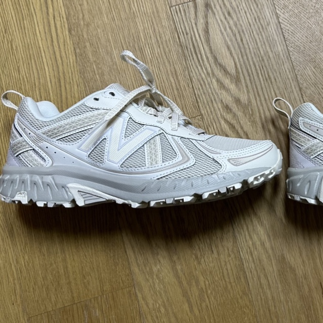 New Balance 410v5 Trail Beige - 2E Wide 착용 스타일