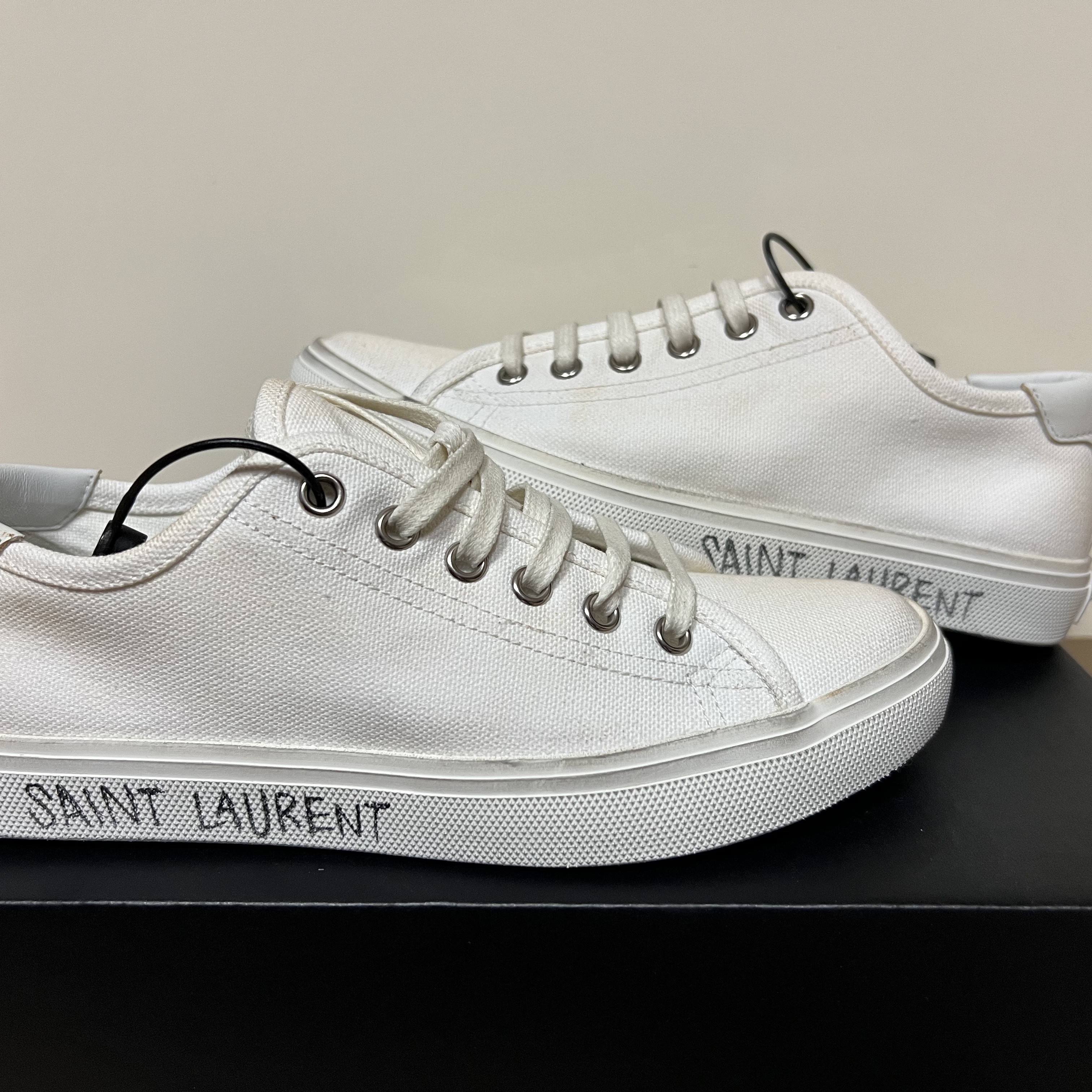 (W) Saint Laurent Malibu Sneakers in Canvas and Leather Optic White 착용 스타일