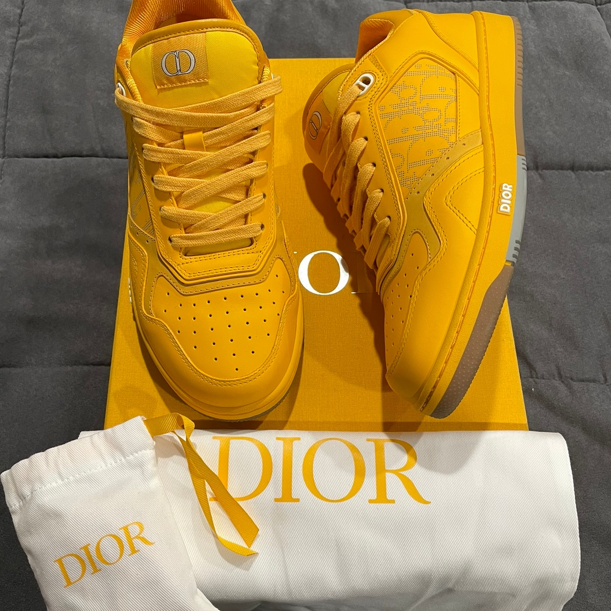 Dior B27 Low-Top Sneakers World Tour Beige 착용 스타일 - 1