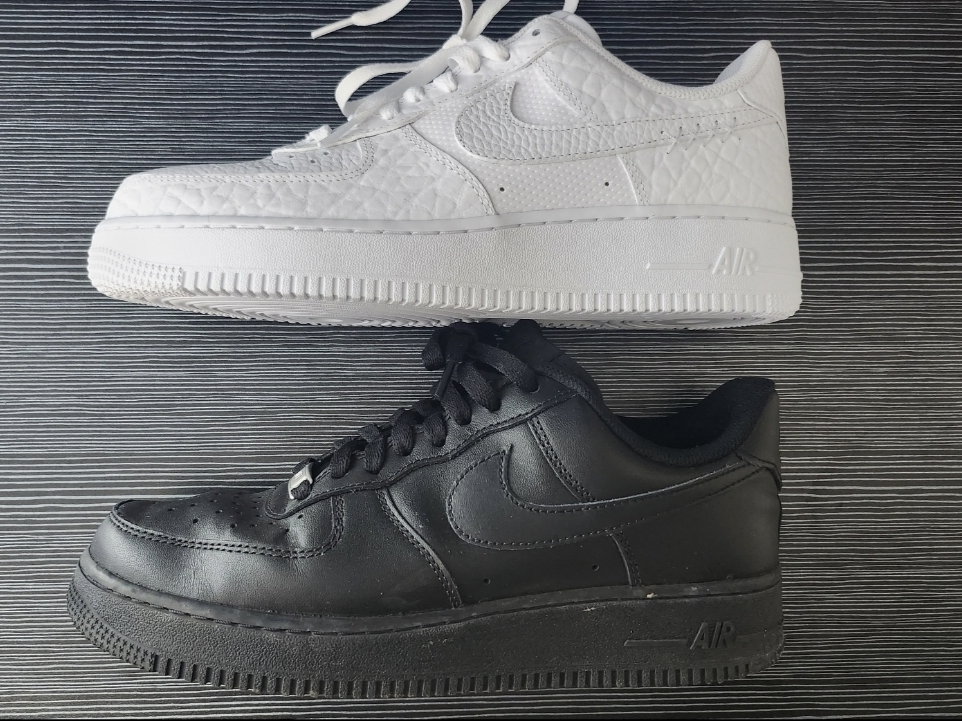 (W) Nike Air Force 1 '07 Color of the Month White Metallic Gold, Nike Air Force 1 '07 Low Triple Black 착용 스타일 - 5
