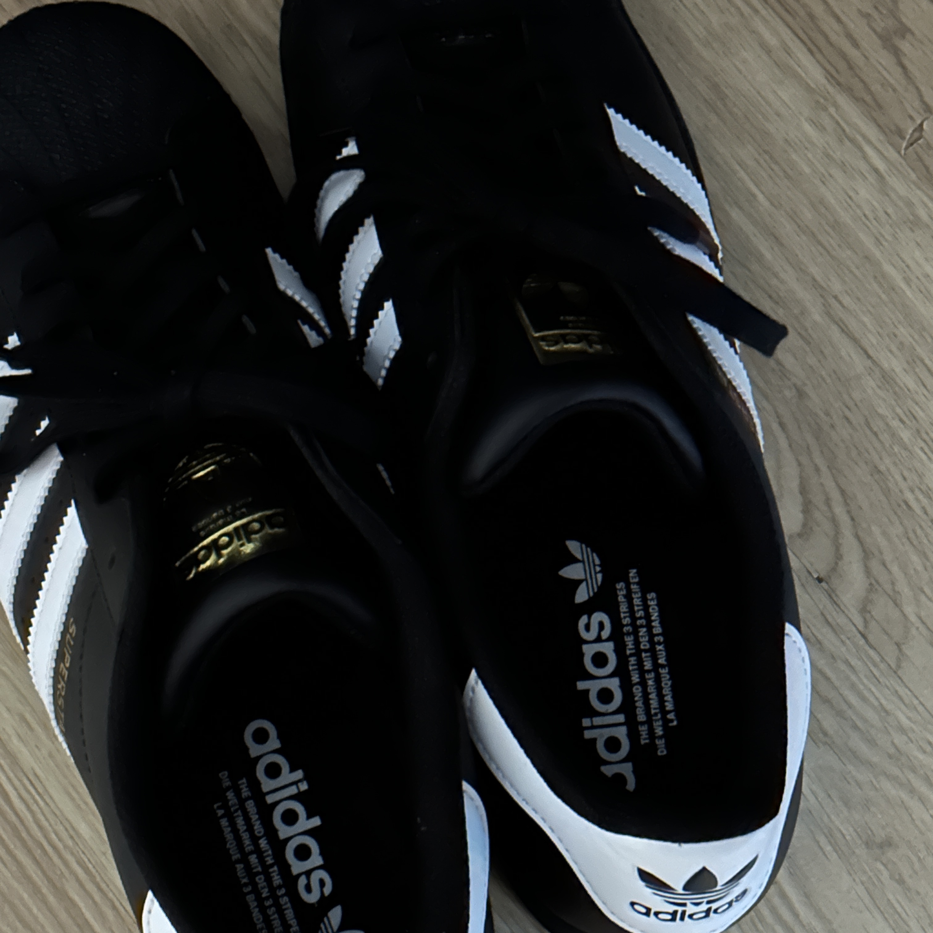 Adidas Superstar Core Black White 착용 스타일