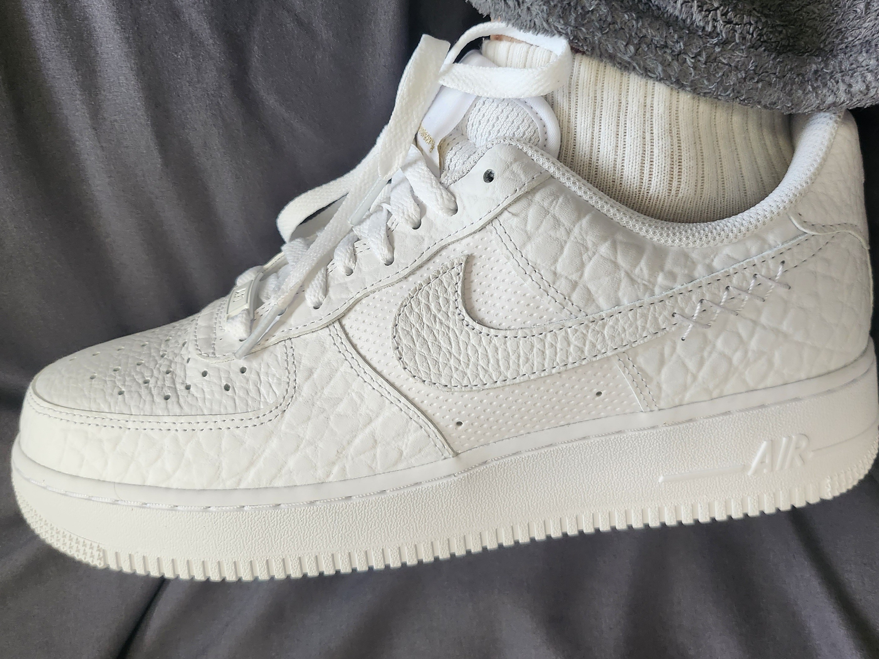 (W) Nike Air Force 1 '07 Color of the Month White Metallic Gold, Nike Air Force 1 '07 Low Triple Black 착용 스타일 - 4